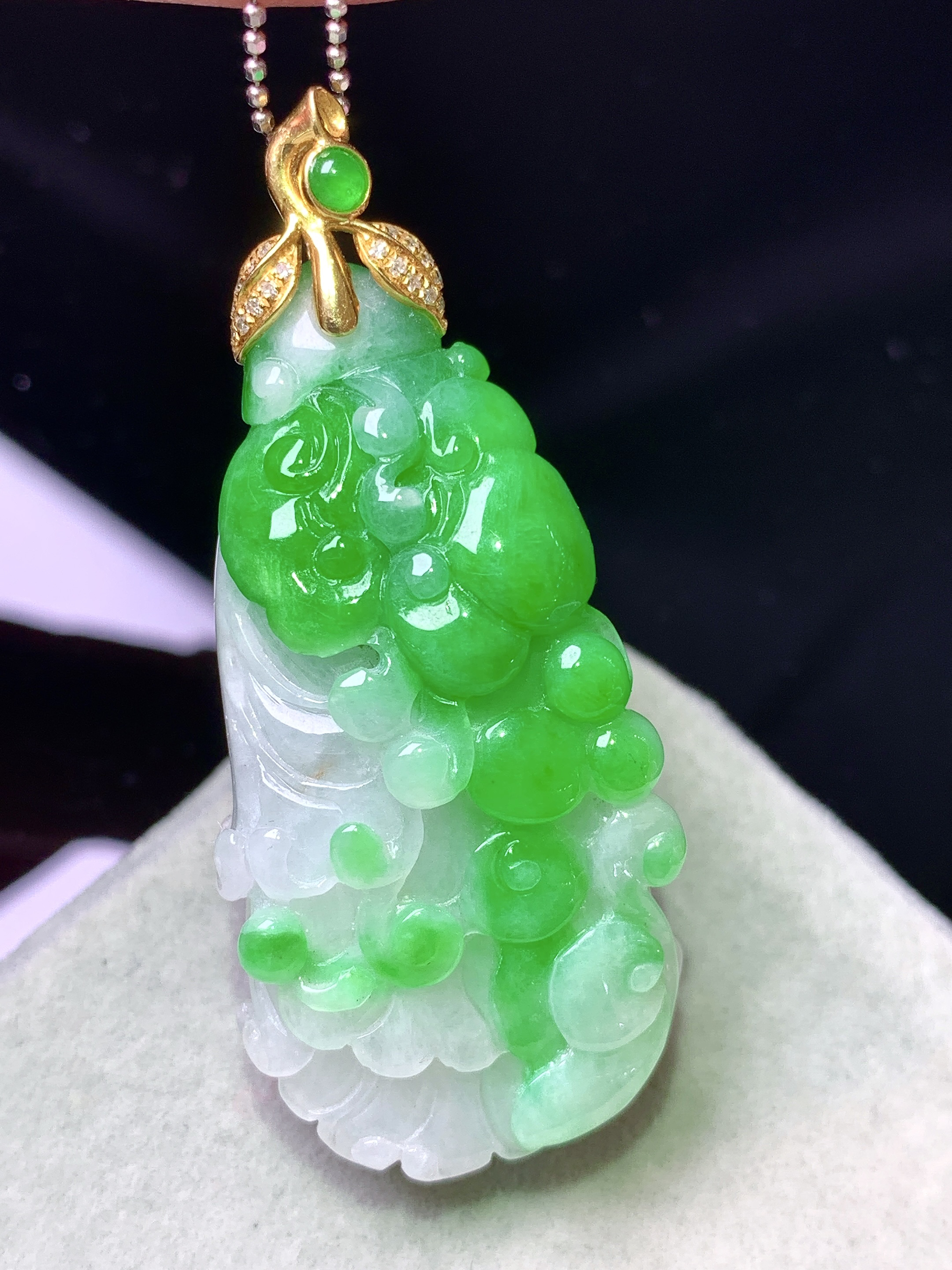 18k金钻镶嵌飘阳绿白菜吊坠 玉质细腻 色泽艳丽清新 水润亮眼 整体尺寸48.5*20.8*11.6