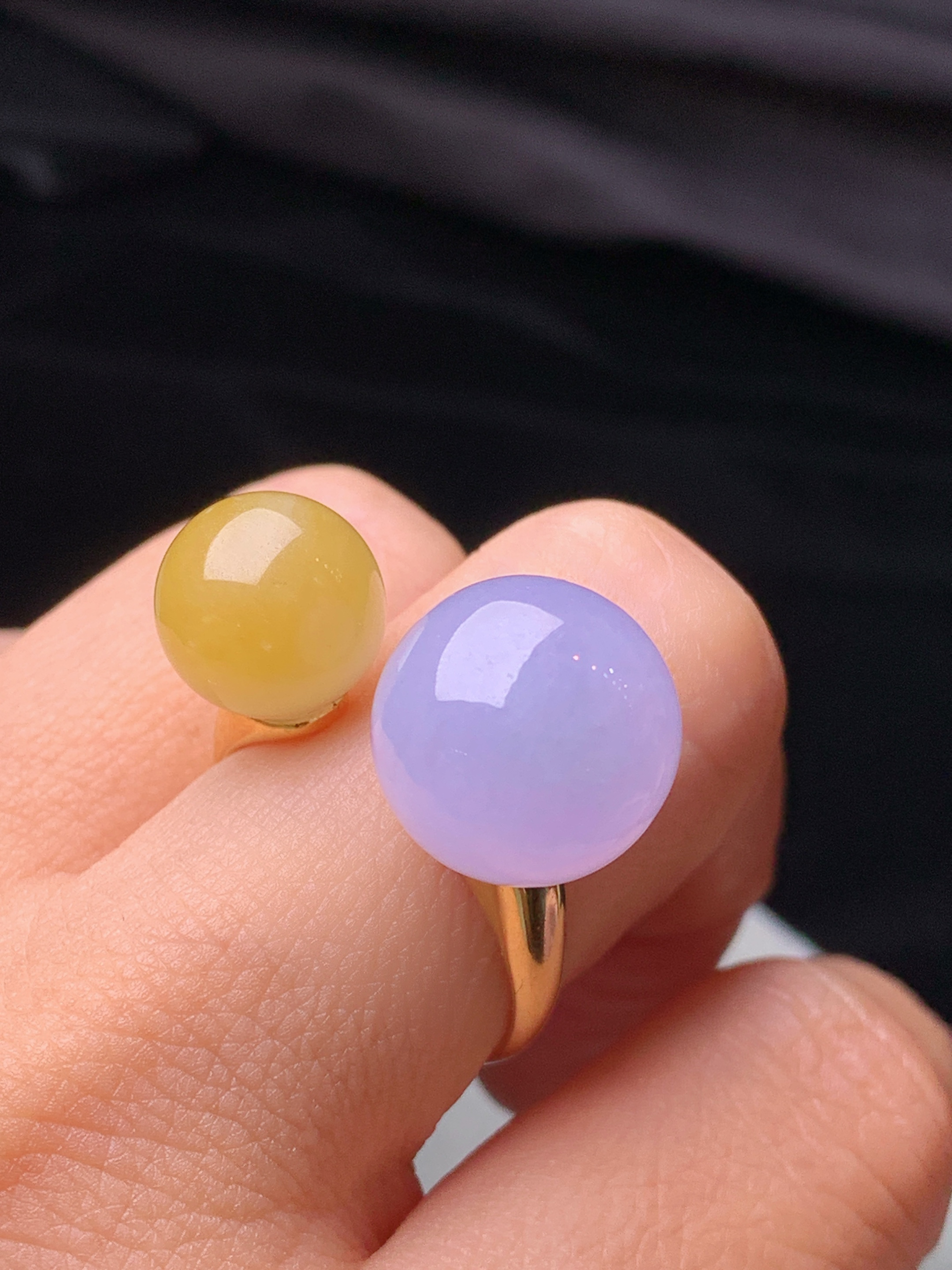 18k金镶嵌黄紫圆珠戒指 玉质细腻 色泽艳丽清新 水润亮眼 圈口15.5 整体尺寸13.5b1