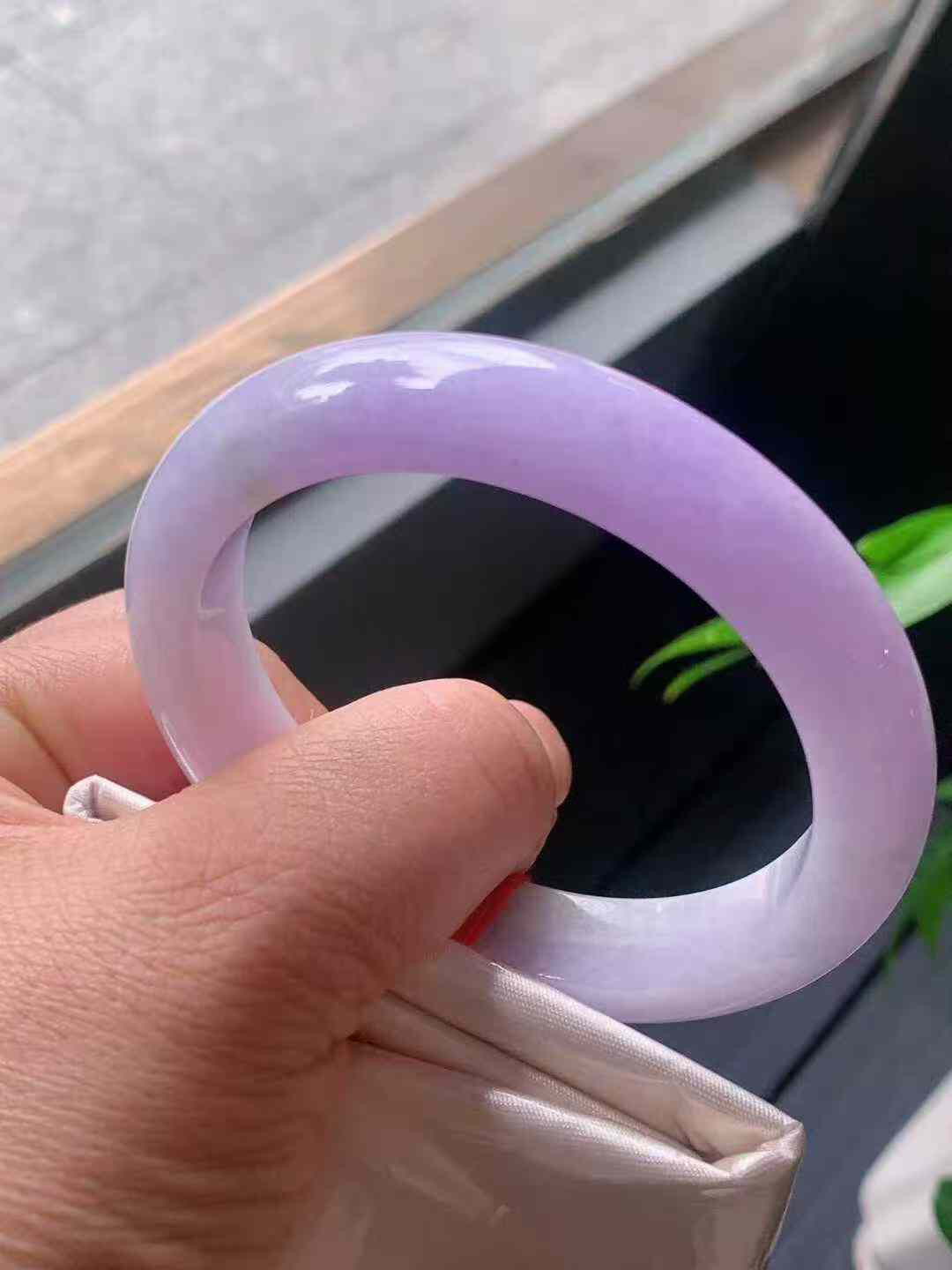 【翡翠名称】老种紫罗兰56.7正圈口手镯
【翡翠尺寸】56.7/12/9mm适合55.7-58正圈口佩戴
【翡翠描述】宝贝种老水足，玉质细腻，色泽靓丽，性价比高，佩戴效果好！
【其它赠送】权威证书/精美挂绳盒子/支持全国复检