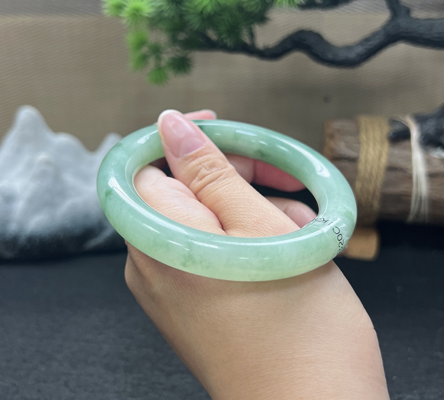 56.5圈口圆条飘花手镯