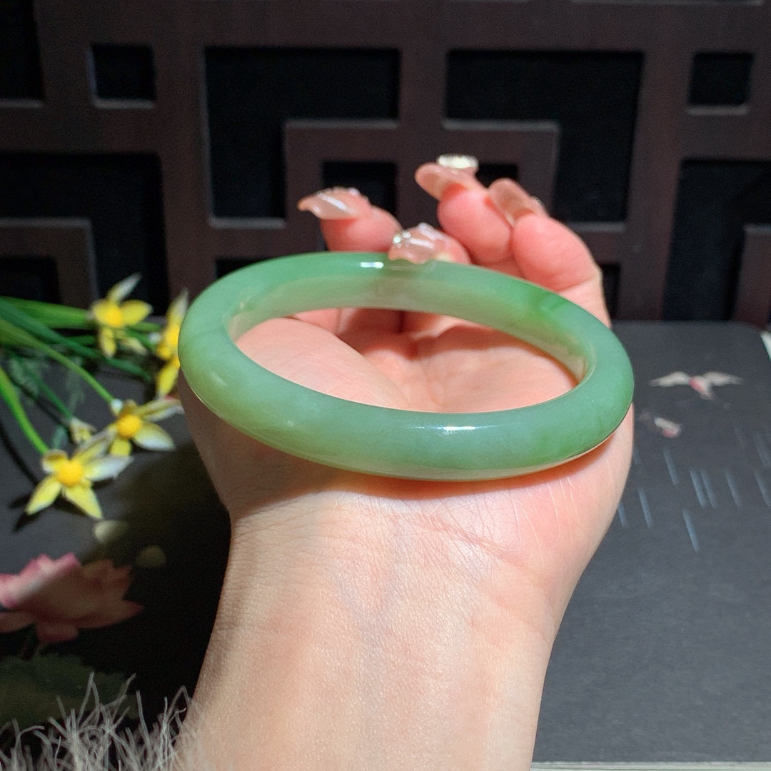 和田玉62.3圈翠青手镯！玉质细腻油润 底色纯净 无裂无棉 脂粉好，品质高