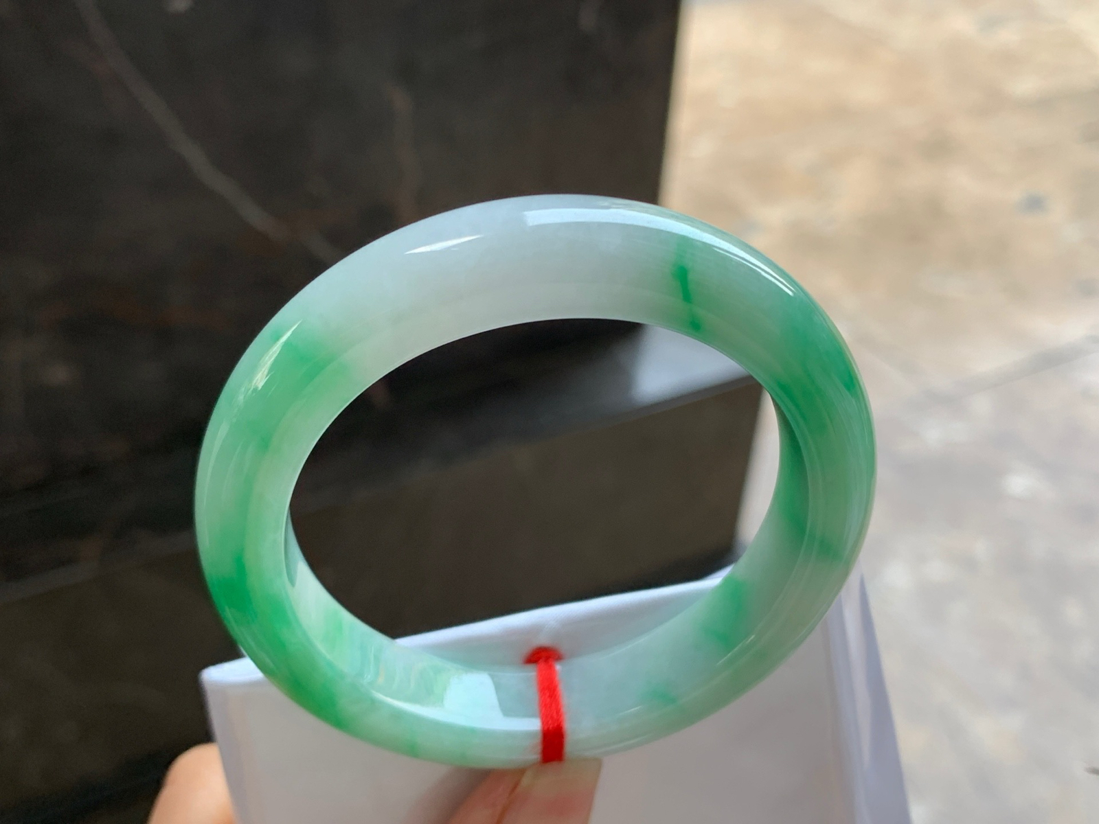 53-12.4-9

带色手镯^_^鲜艳 玉质温润