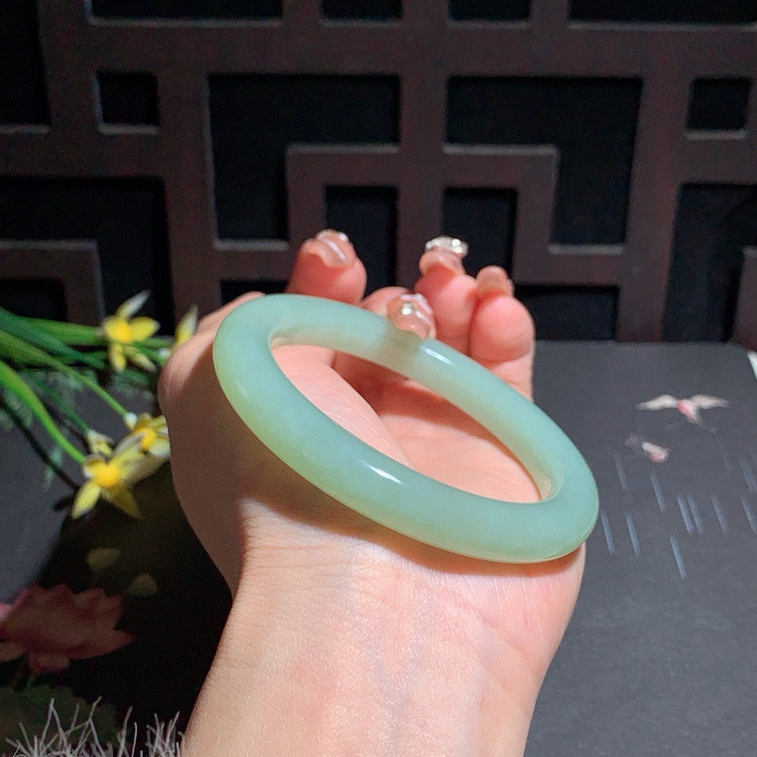 和田玉57圈口且末蓝手镯！玉质细腻油润 底色纯净 无裂无杂 脂粉好，品质高。