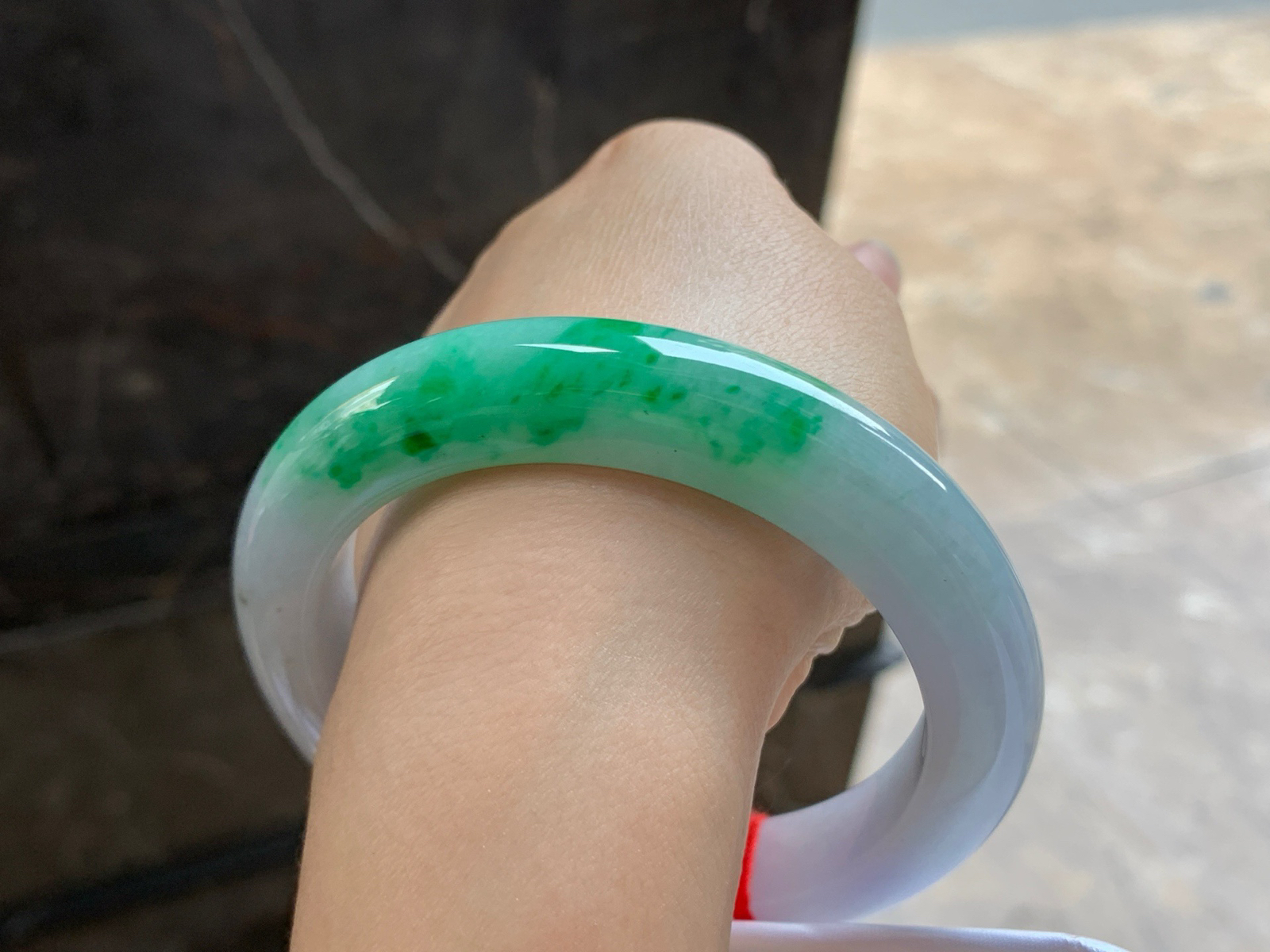 61-12.4-10.6

带色大圈口手镯^_^颜色鲜艳