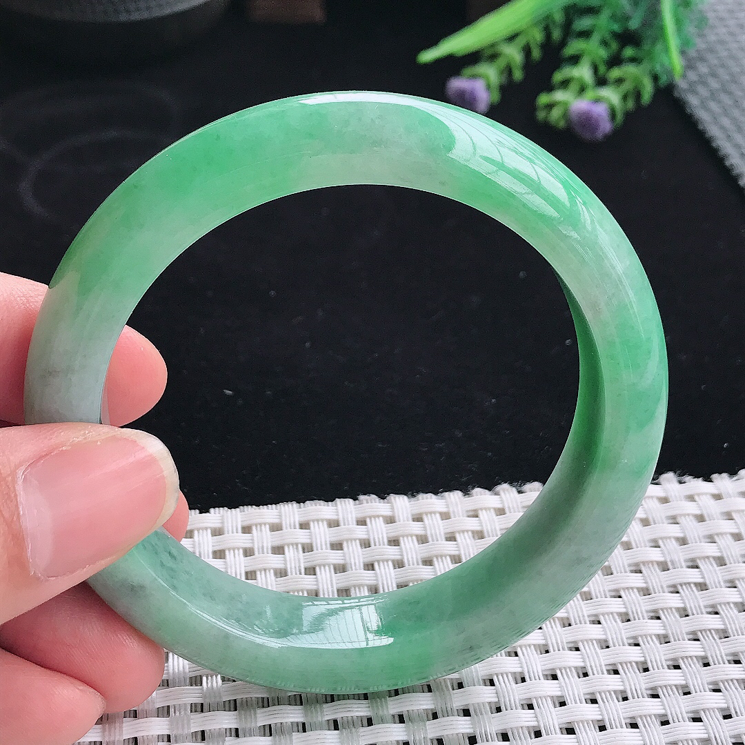 实拍A货翡翠57.5/13.2/9老坑精美满绿手镯宽边玉镯平安镯