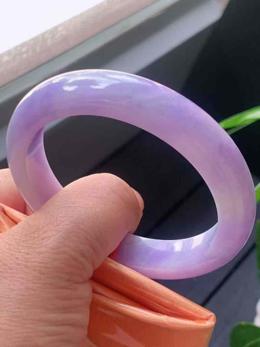 【翡翠名称】老坑种紫罗兰57正圈口手镯
【翡翠尺寸】57/13/9.7mm适合56-58正圈口佩戴
【翡翠描述】宝贝种老水足，玉质细腻，色泽靓丽，性价比高，佩戴效果好！
【其它赠送】权威证书/精美挂绳盒子/支持全国复检