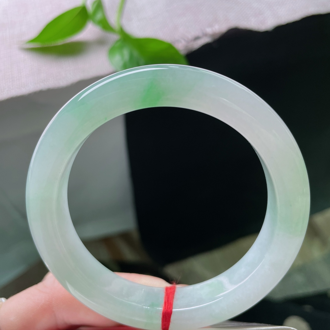 56.8/11.9/9.4，飘阳绿正圈，清润通透，种老，腕间流转似烟波，清雅风骨藏不住。无裂，ss4