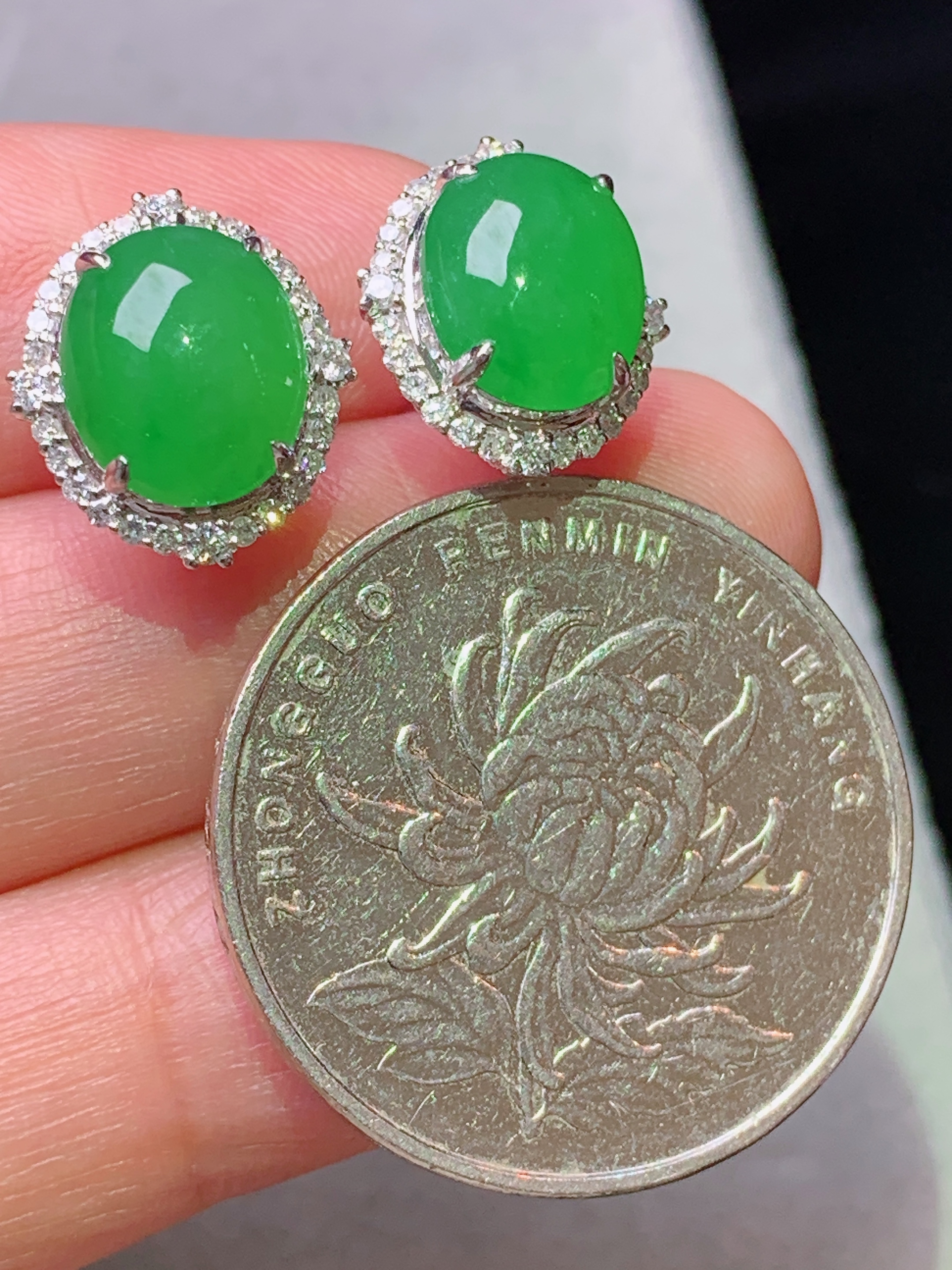 18k金钻镶嵌满绿蛋面耳钉 玉质细腻 色泽艳丽清新 水润亮眼 整体尺寸13.2*11.6*7.6f1