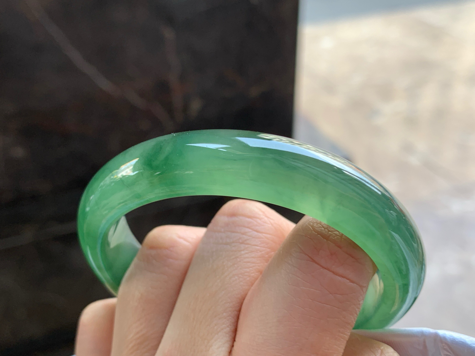 56.4-12.6-8

冰油绿贵妃手镯^_^鲜艳 玉质温润 啤酒瓶底妆 正圈54可以带