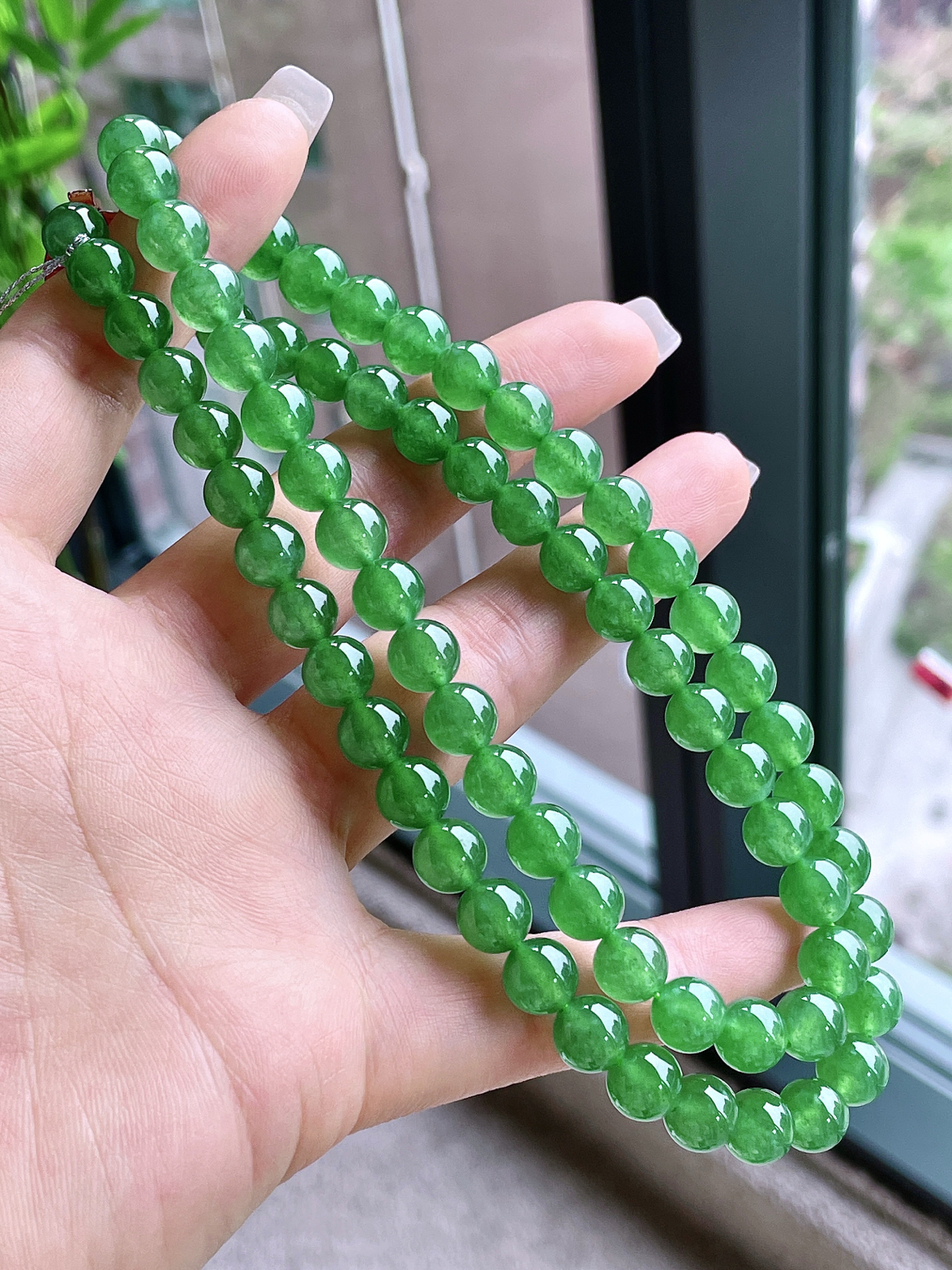 【珠子】高冰阳绿珠链圆珠珠子珠链
【说明】缅料 性价比高  
【尺寸】7.7-8.8mm，31cm
【重量】74.2克