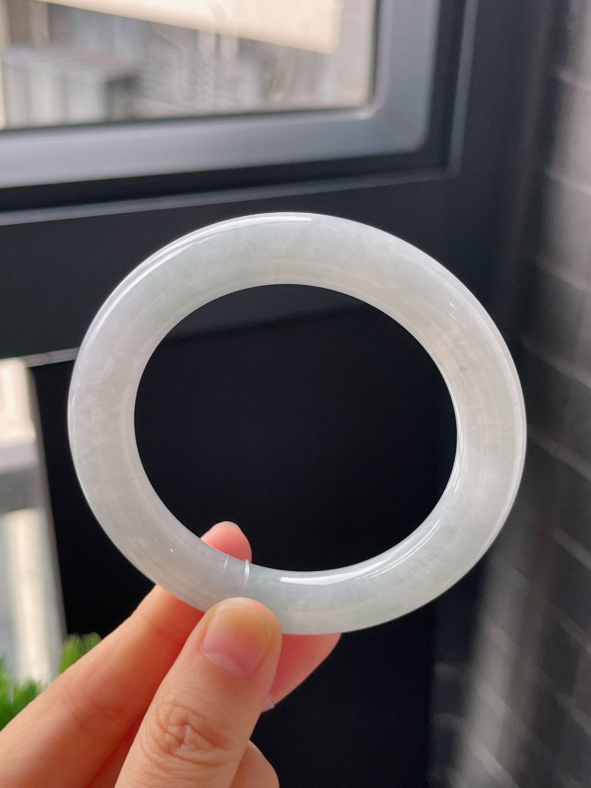 圆镯54.5圈口，翡翠糯化种淡绿色手镯