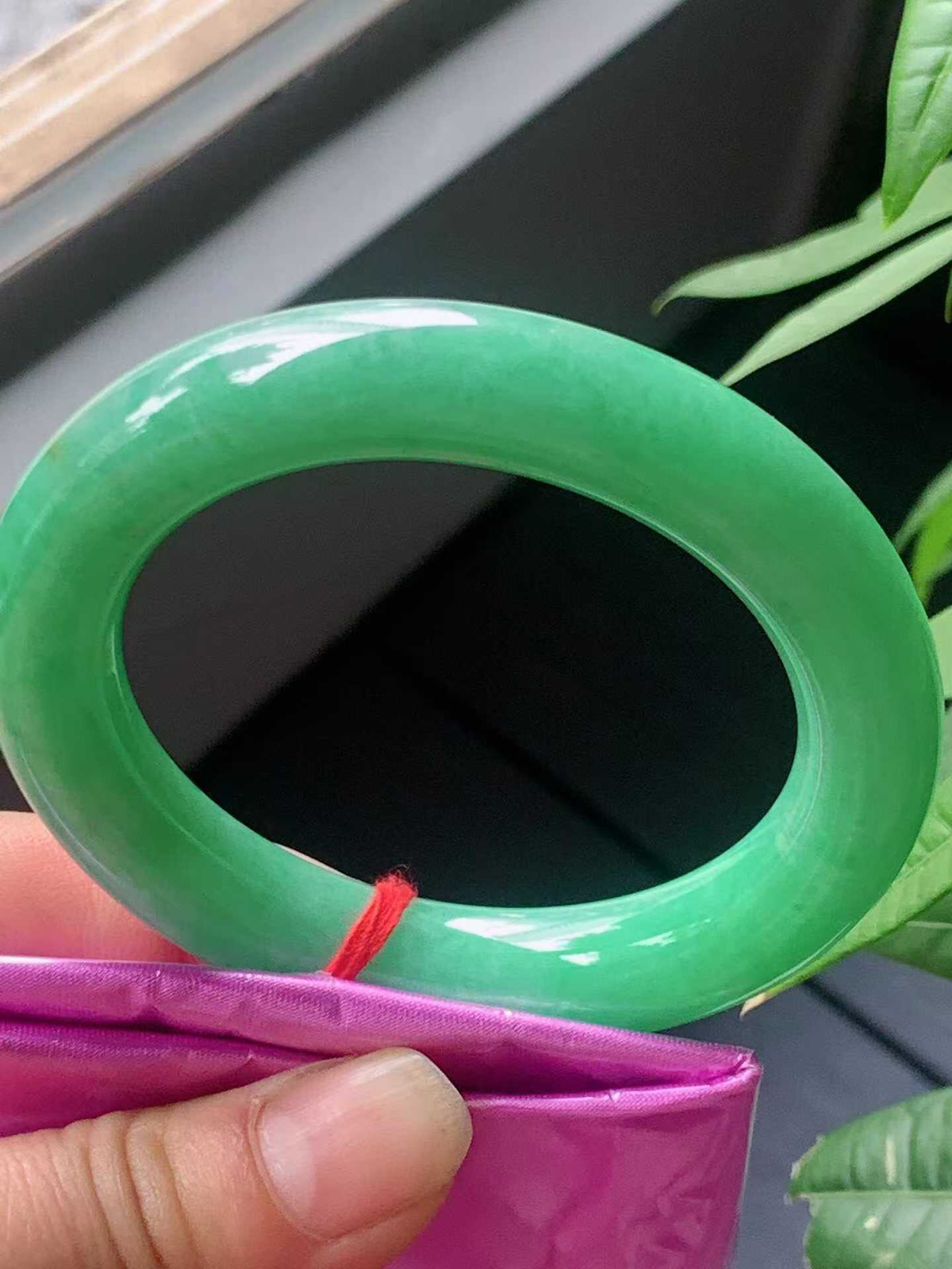 【翡翠名称】老坑种满绿53.6圈口圆条手镯
【翡翠尺寸】53.6/11.6/1m适合54-56正圈口佩戴
【翡翠描述】宝贝种老水足，玉质细腻，色泽靓丽，性价比高，佩戴效果好！
【其它赠送】权威证书/精美挂绳盒子/支持全国复检