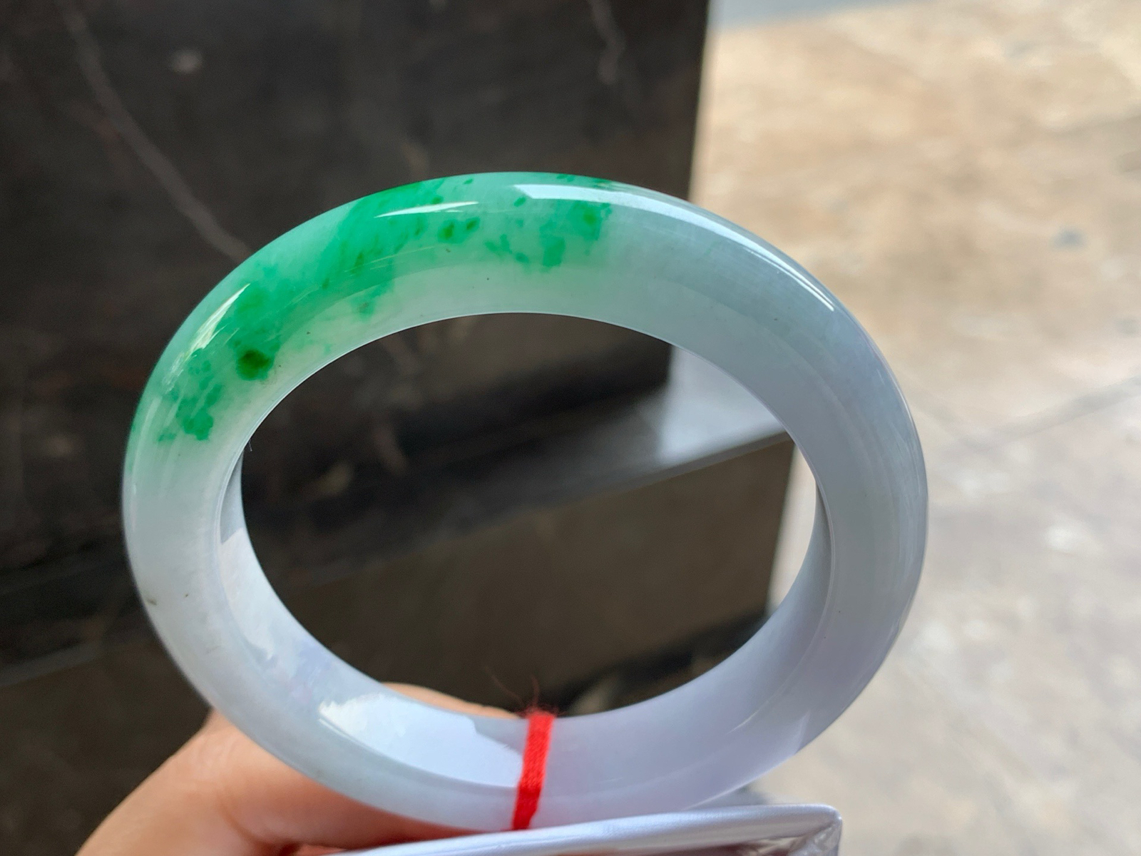 61-12.4-10.6

带色大圈口手镯^_^颜色鲜艳