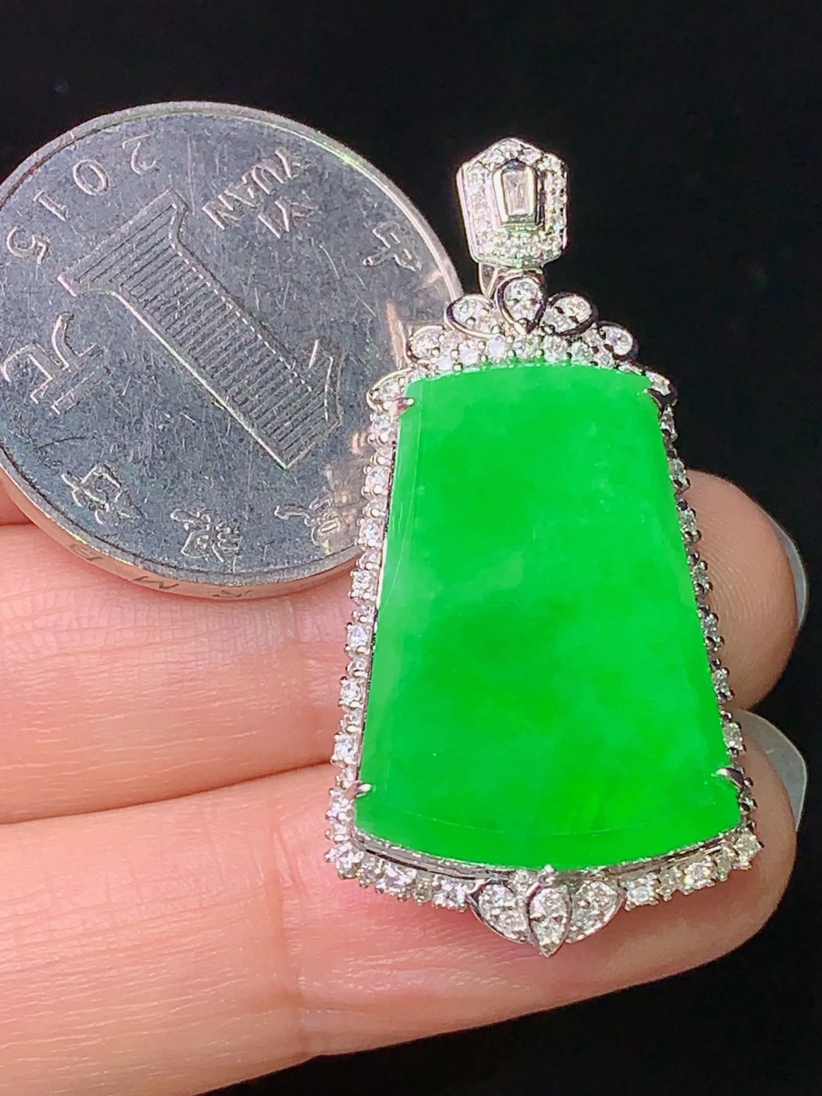 18k金钻镶嵌满绿无事牌吊坠 玉质细腻 色泽艳丽 整体尺寸38.8*19*10.3
