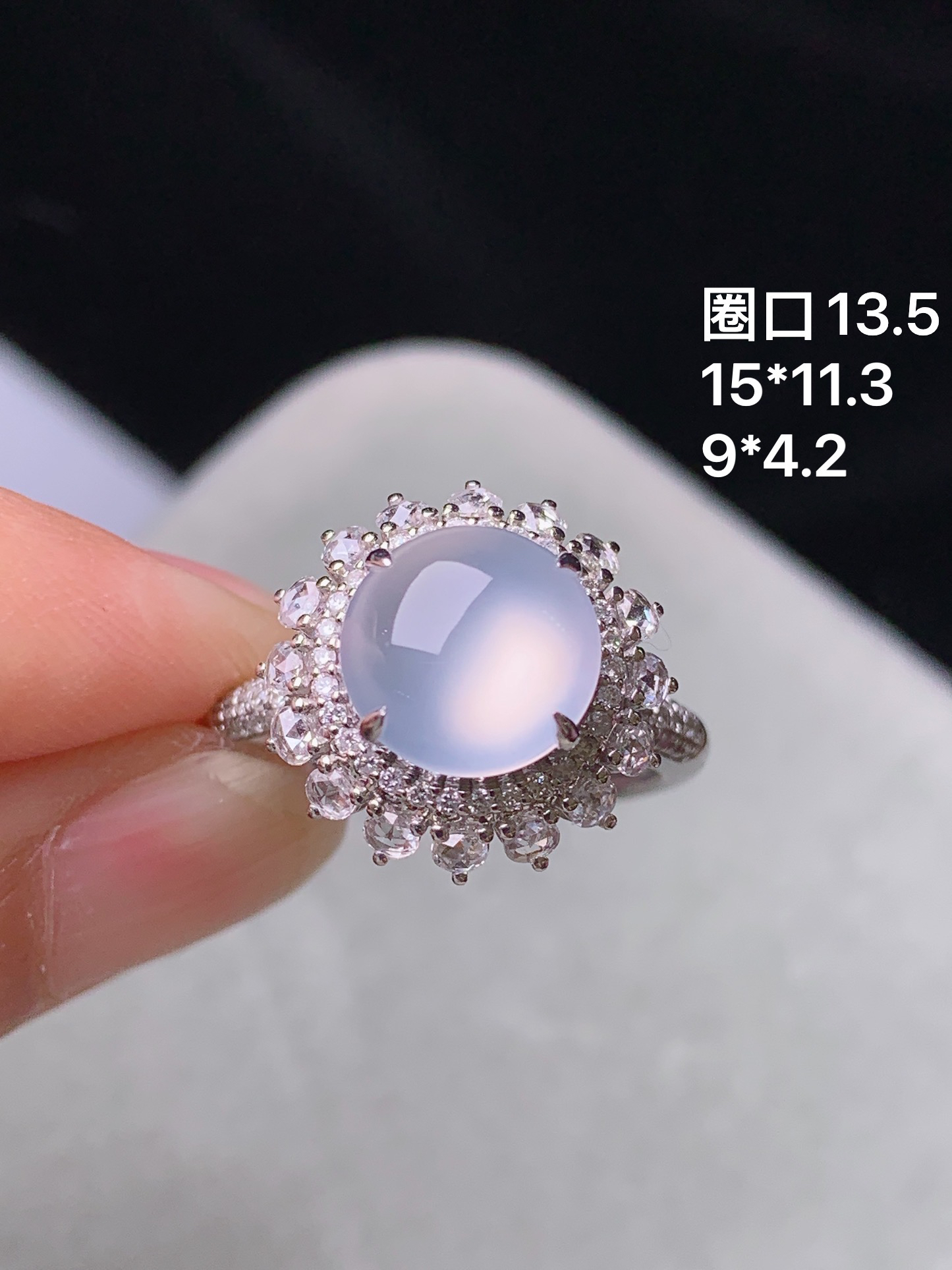 18k金钻镶嵌冰种蛋面戒指 玉质细腻 色泽艳丽清新 水润亮眼 圈口13.5 整体尺寸15*11.3L6