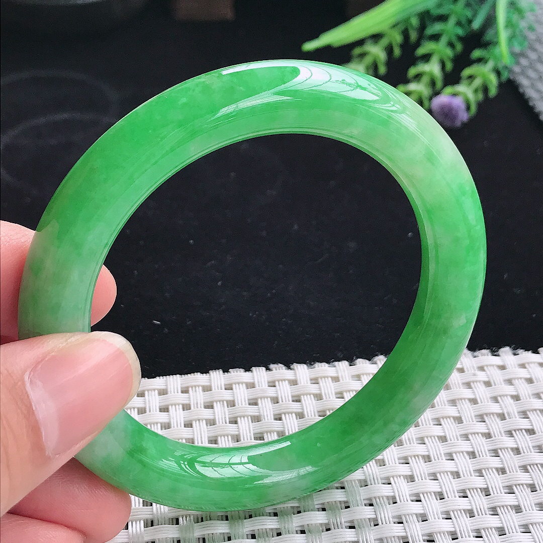 实拍A货翡翠55.5/10.5/10.3老坑精美满绿辣阳绿圆条手镯玉镯平安镯