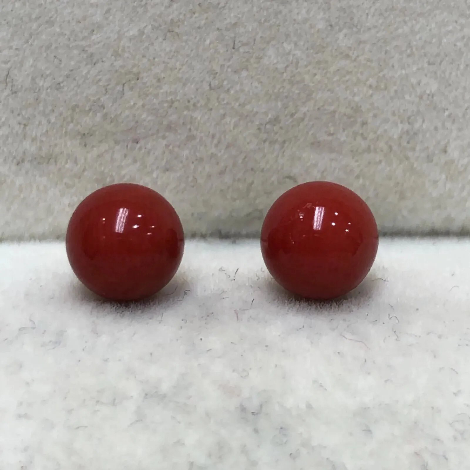 【天然牛血珊瑚5mm圆珠耳钉】天然无添加无优化，牛血红色，意大利沙丁材料！裸石尺寸5.1*5.1mm,18k金针，裸石重量约为0.71克。简单精致款！珊瑚材料稀少不可再生，通常说的“千年珊瑚万年的红”是它的真实写照！珊瑚自古被佛教视为珍宝，深海里千年生长的有生命宝石，有灵性，气场强大，佩戴者更有佛性，更有佛缘！