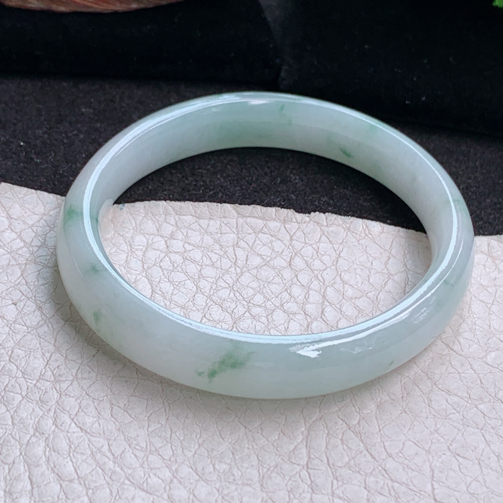 jm实拍558*48.5*10*6.8贵妃镯 天然缅甸翡翠a货冰飘花秀气蛋形玉镯