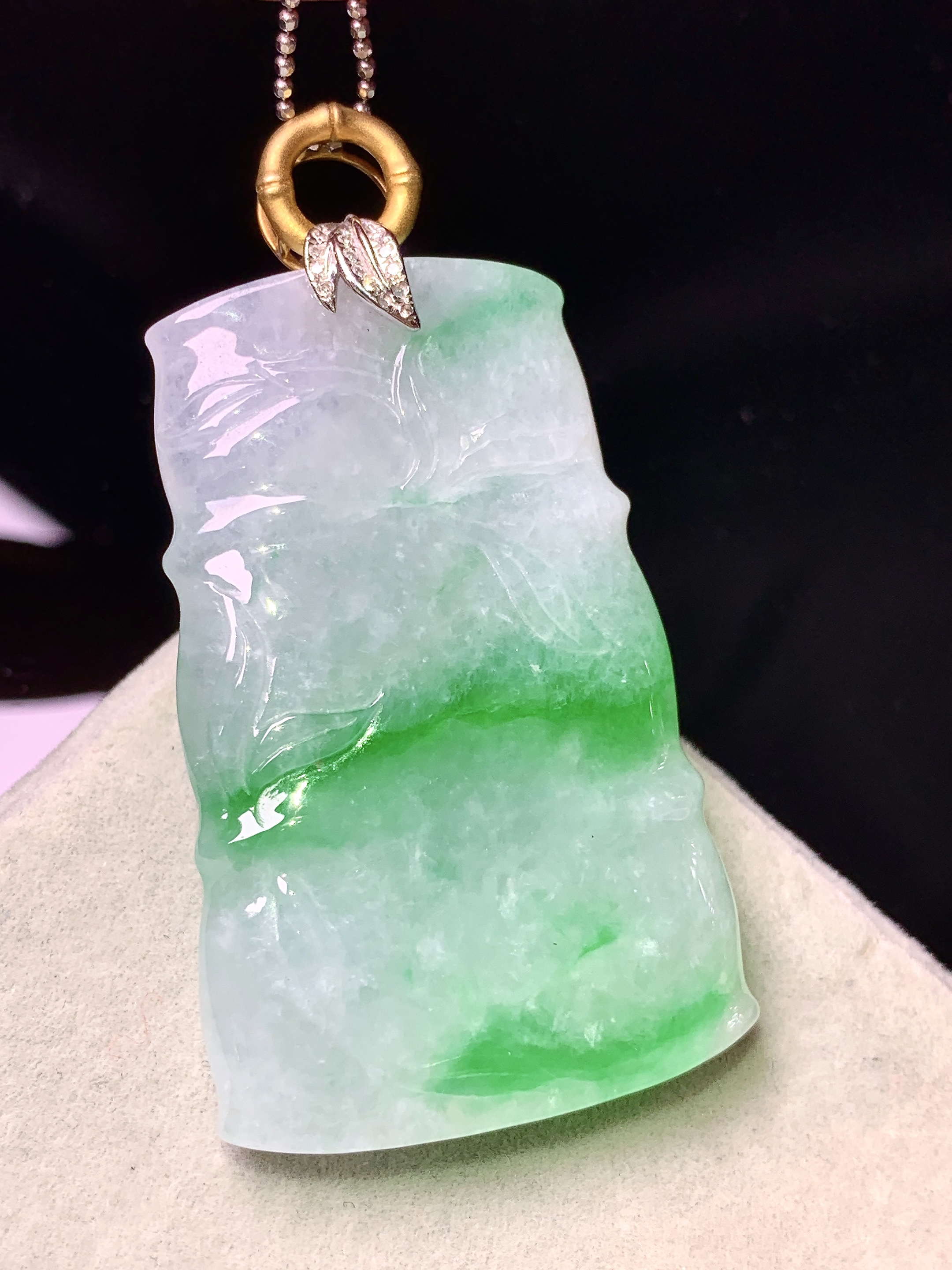 18k金钻镶嵌飘阳绿竹节吊坠 玉质细腻 色泽艳丽清新 水润亮眼 整体尺寸50.5*27.2*5.6b