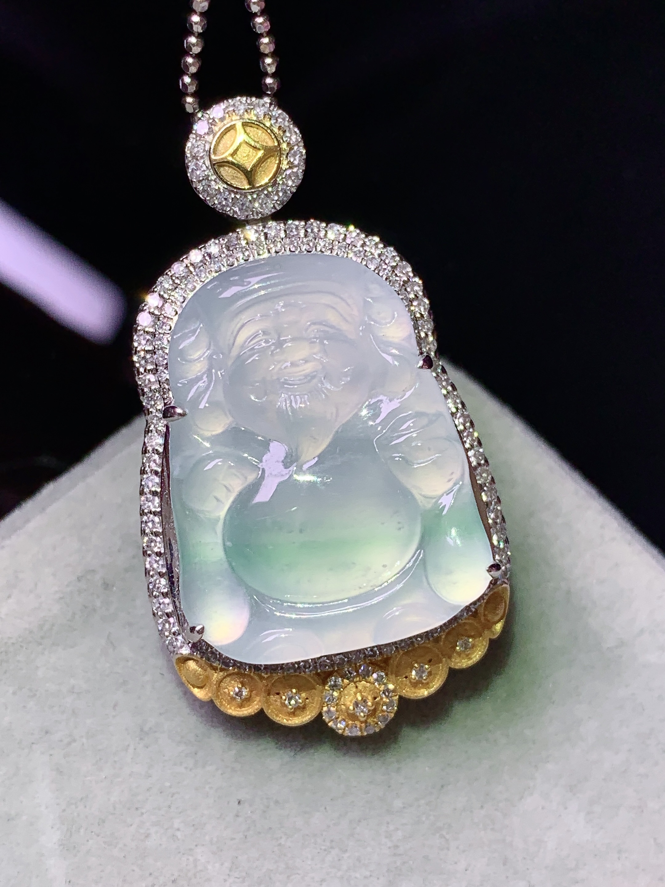 18k金钻镶嵌冰飘绿财神吊坠 玉质细腻 色泽艳丽清新 水润亮眼 整体尺寸34.2*19.3*12g2