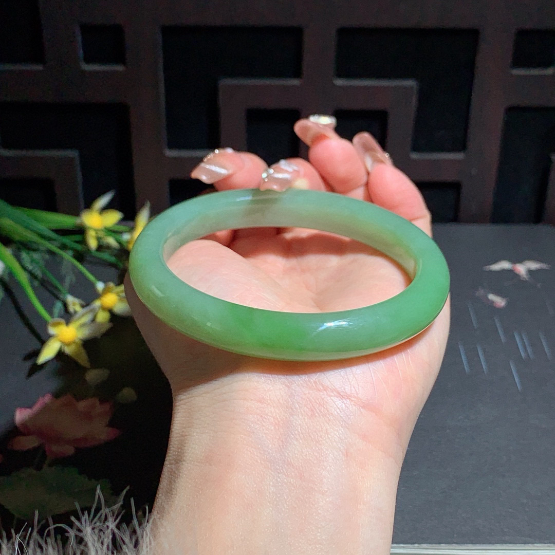 和田玉62.3圈翠青手镯！玉质细腻油润 底色纯净 无裂无棉 脂粉好，品质高