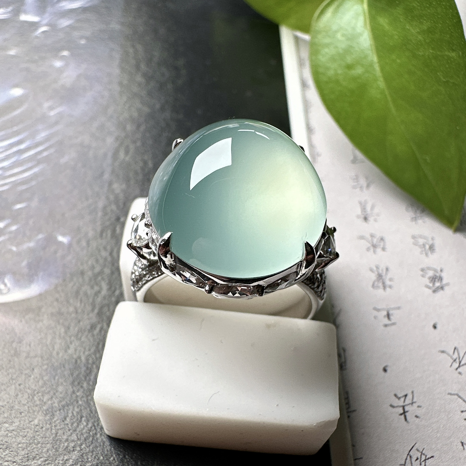 【冰种天空蓝蛋面吊坠】种地上乘，冰感十足，通透起光，饱满圆润，18k金钻镶嵌，裸石尺寸16.3*13