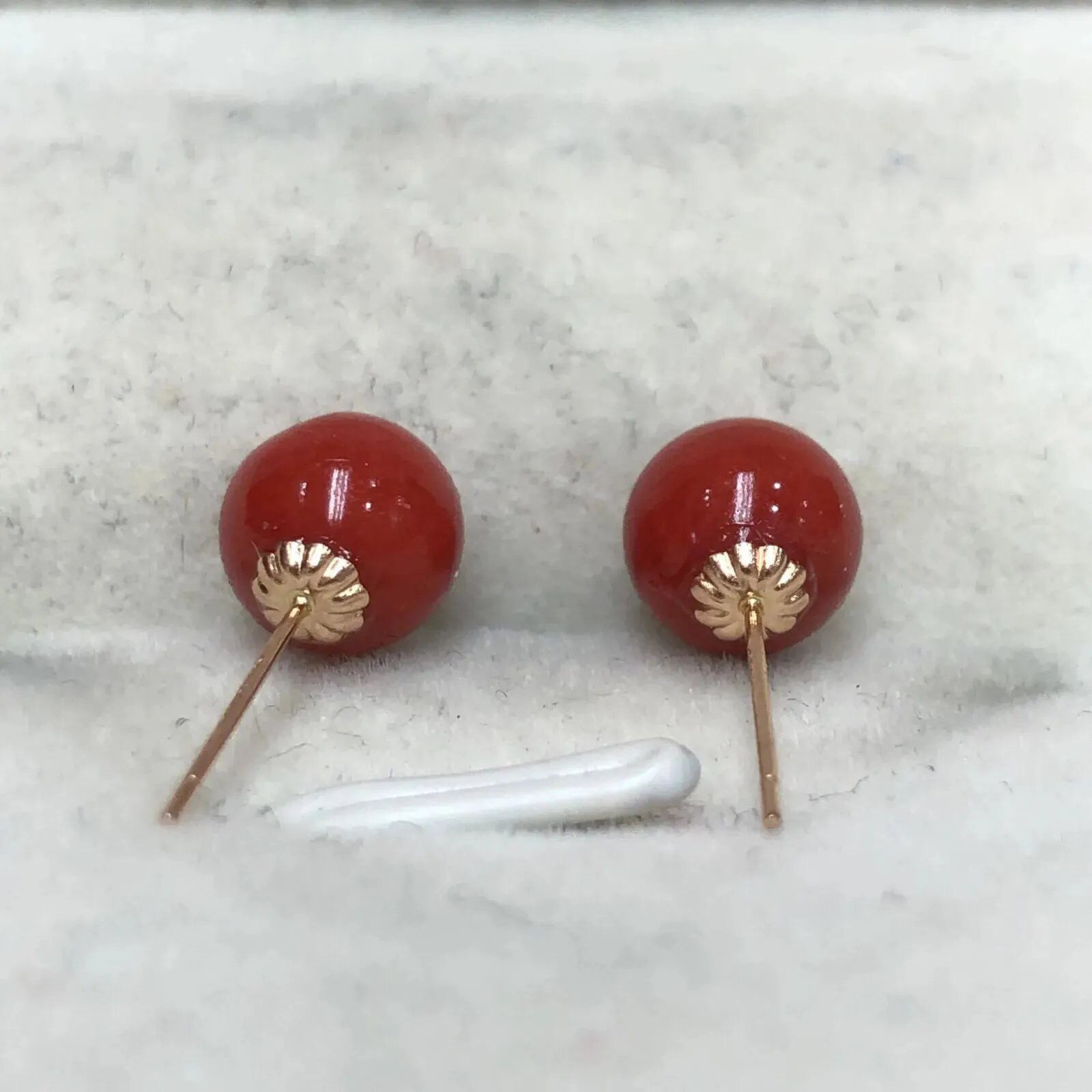 【天然牛血珊瑚5mm圆珠耳钉】天然无添加无优化，牛血红色，意大利沙丁材料！裸石尺寸5.1*5.1mm,18k金针，裸石重量约为0.71克。简单精致款！珊瑚材料稀少不可再生，通常说的“千年珊瑚万年的红”是它的真实写照！珊瑚自古被佛教视为珍宝，深海里千年生长的有生命宝石，有灵性，气场强大，佩戴者更有佛性，更有佛缘！