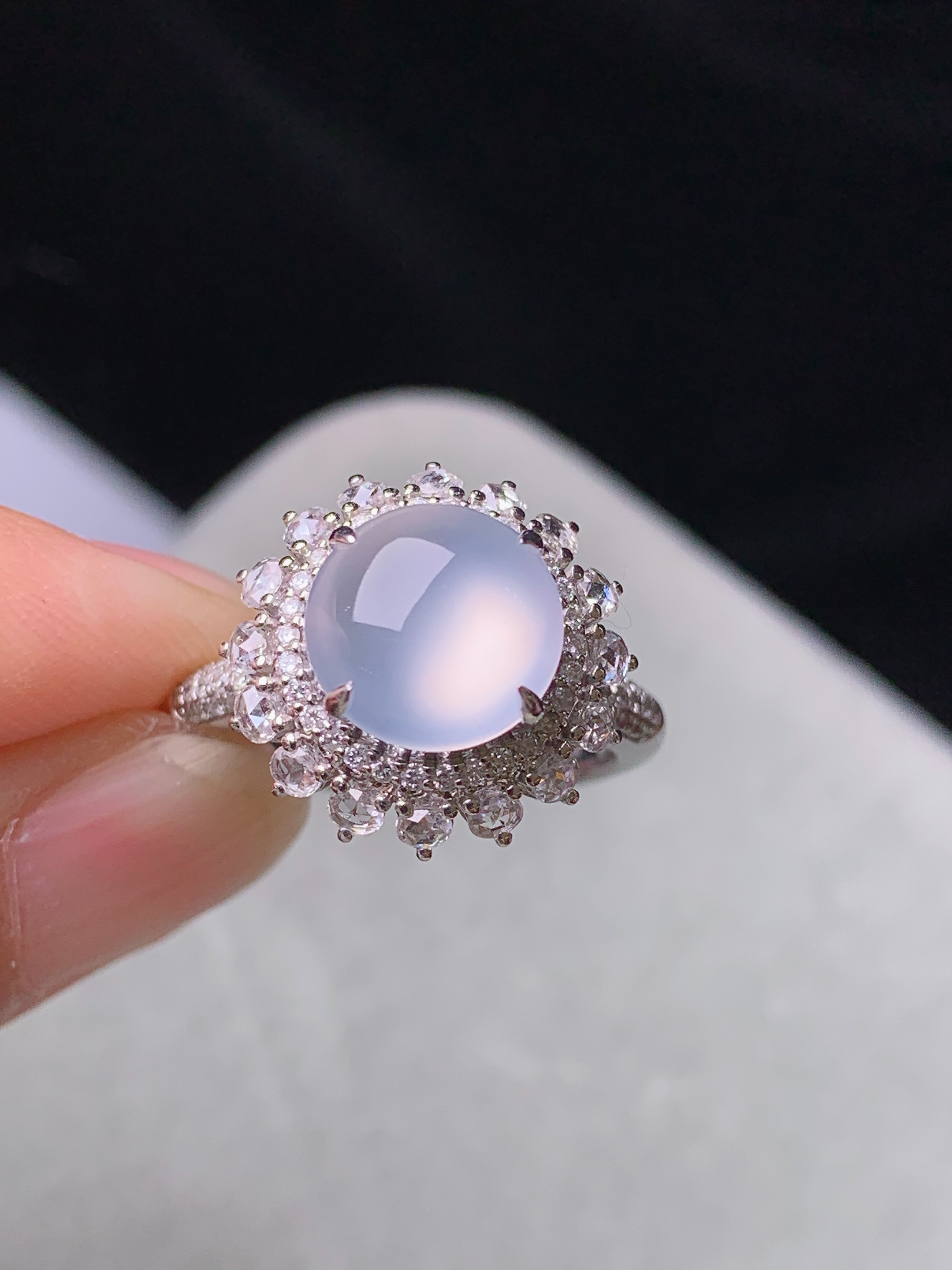 18k金钻镶嵌冰种蛋面戒指 玉质细腻 色泽艳丽清新 水润亮眼 圈口13.5 整体尺寸15*11.3L6