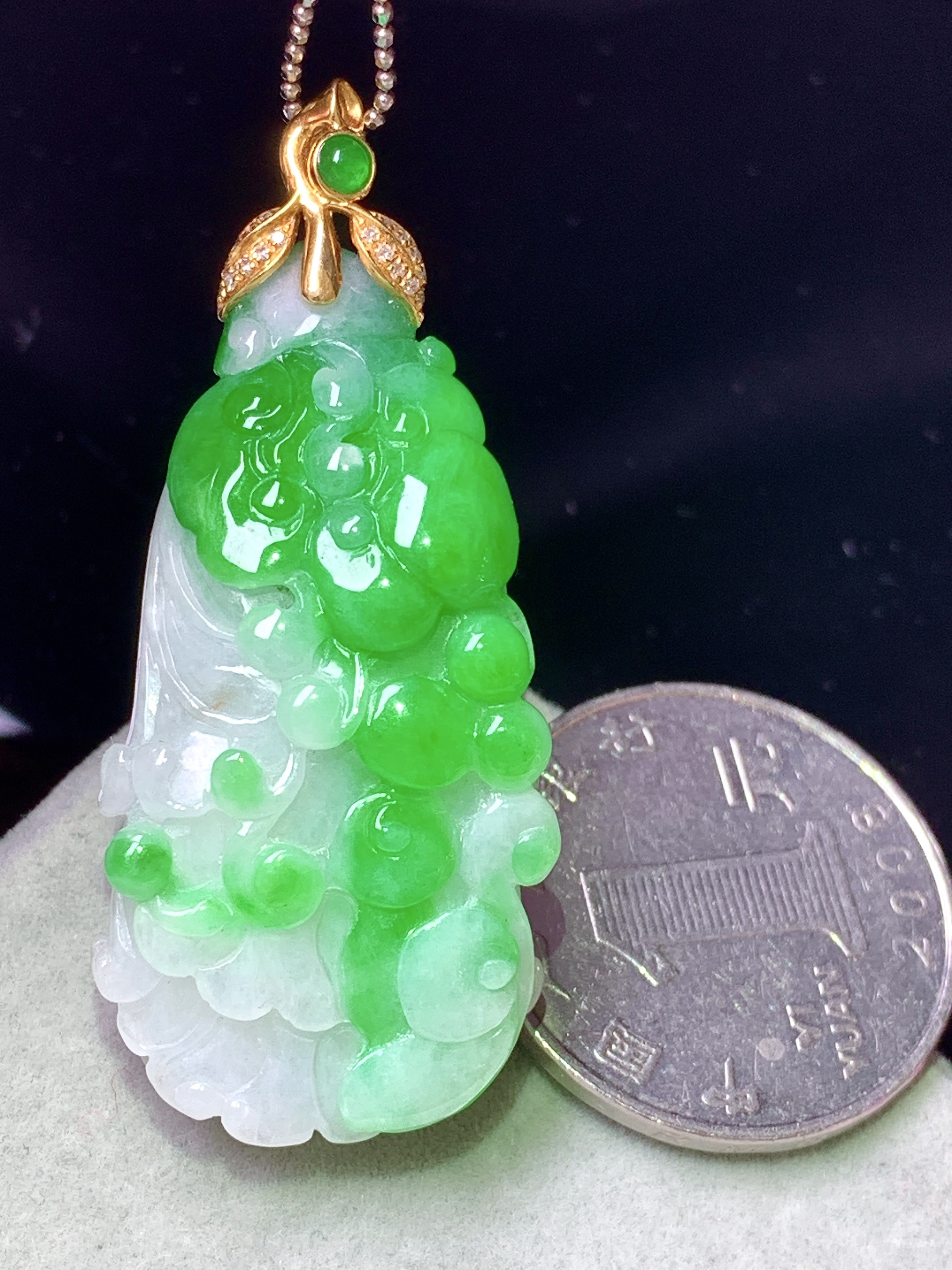18k金钻镶嵌飘阳绿白菜吊坠 玉质细腻 色泽艳丽清新 水润亮眼 整体尺寸48.5*20.8*11.6b.1
