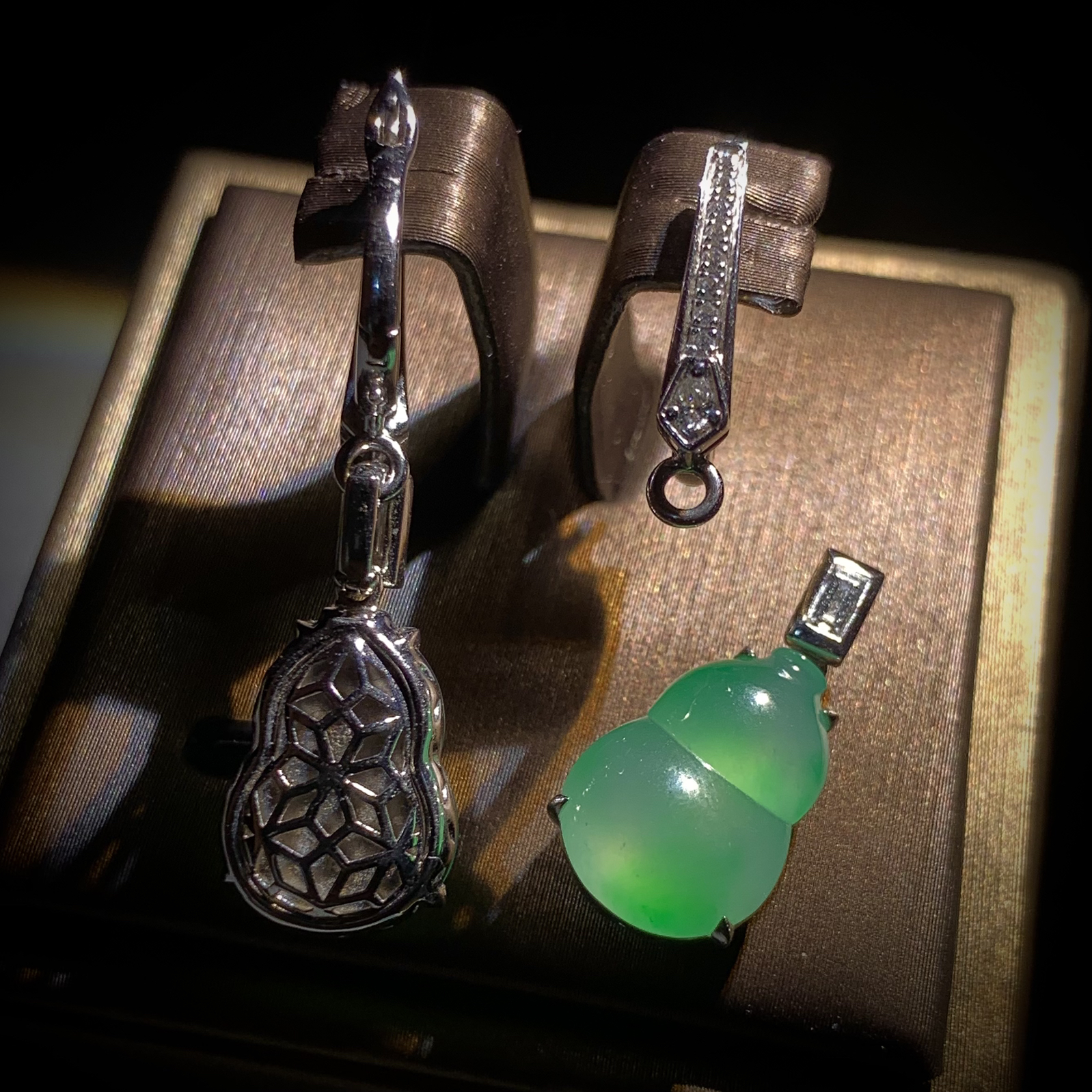 葫芦耳坠吊坠两用款，裸石14.2-10-4.8mm，
整体36-吊坠20.2-10-6.5mm，7.16g，
18K金，南非钻，