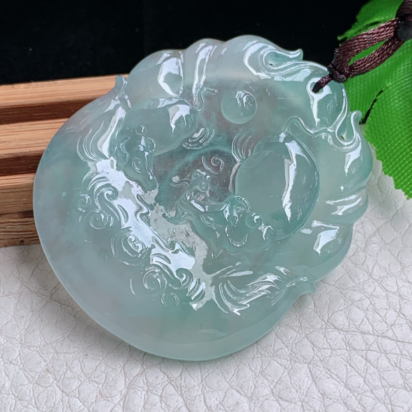 Bg实拍50*42*5.5缅甸翡翠冰种睛水扭转乾坤吊坠生肖牛玉坠