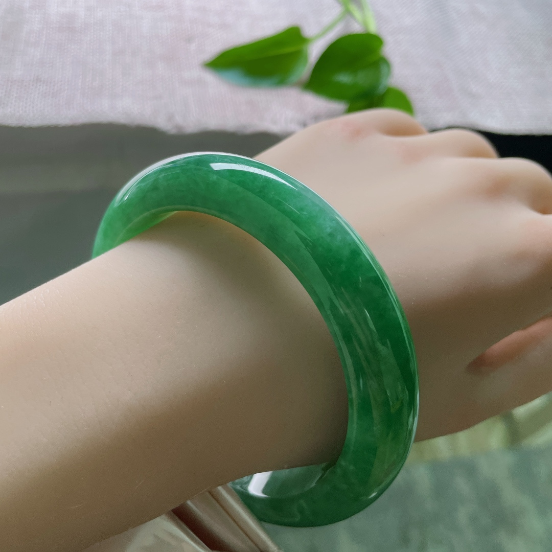 61.9/13.9/10，绿底正圈，大圈口，是雨林初霁的清新，是湖水静影的沉璧。有纹，ss50236a