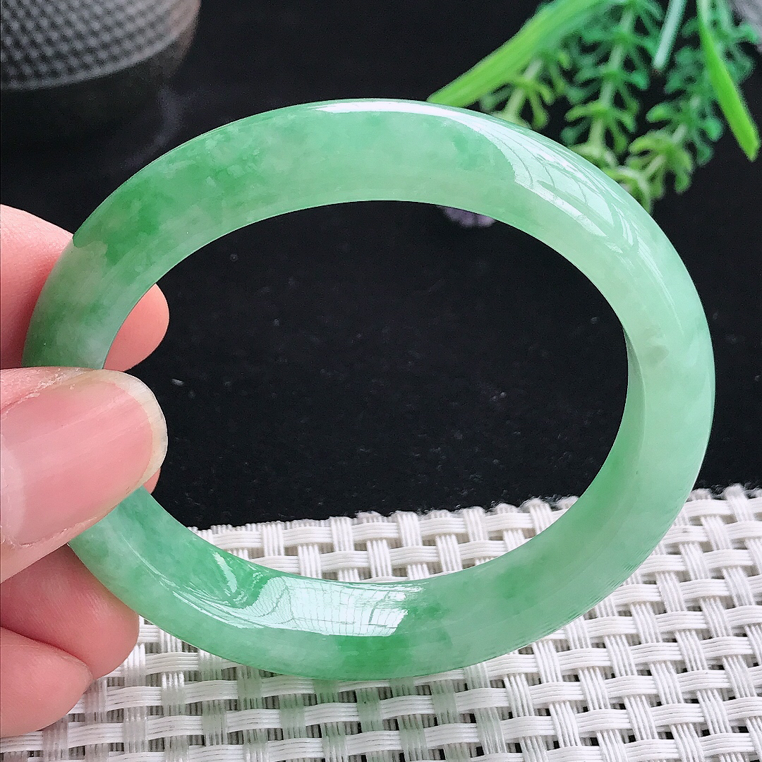 实拍A货翡翠53.5/48.8/12/8.1老坑精美满绿贵妃手镯宽边玉镯平安镯