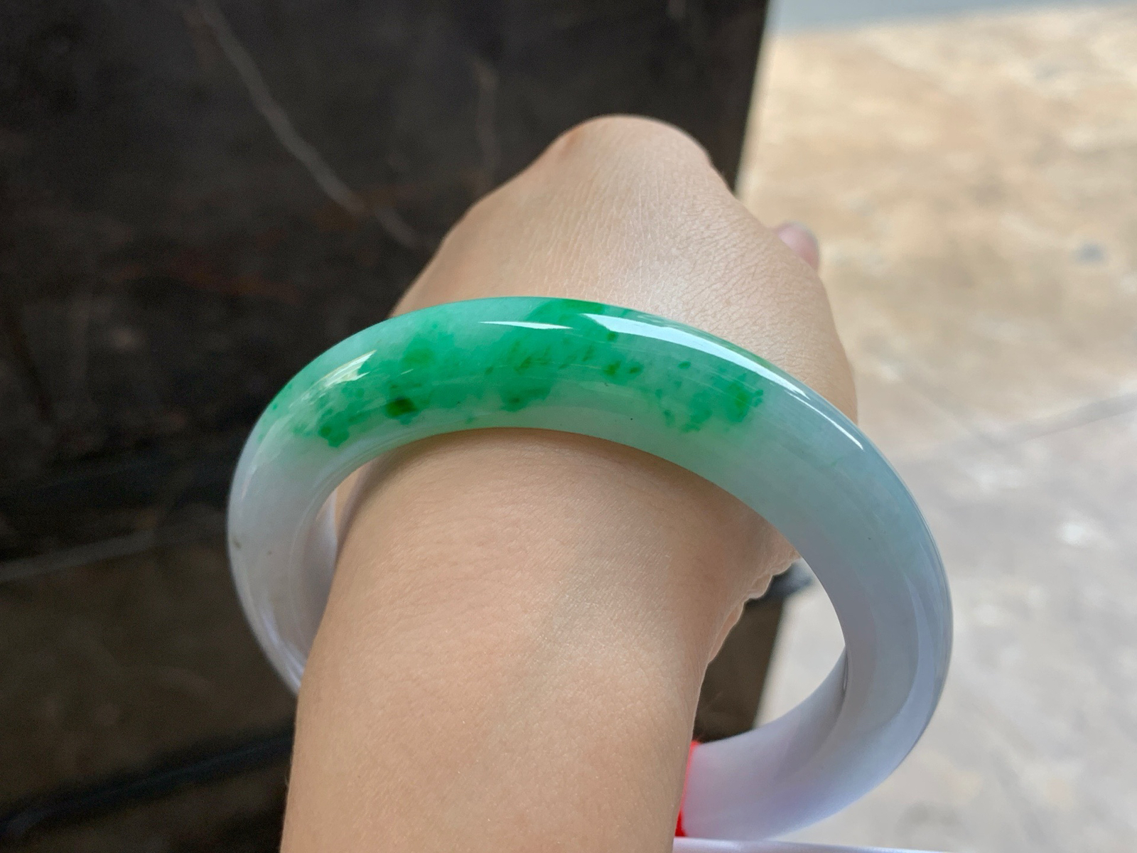 61-12.4-10.6

带色大圈口手镯^_^颜色鲜艳