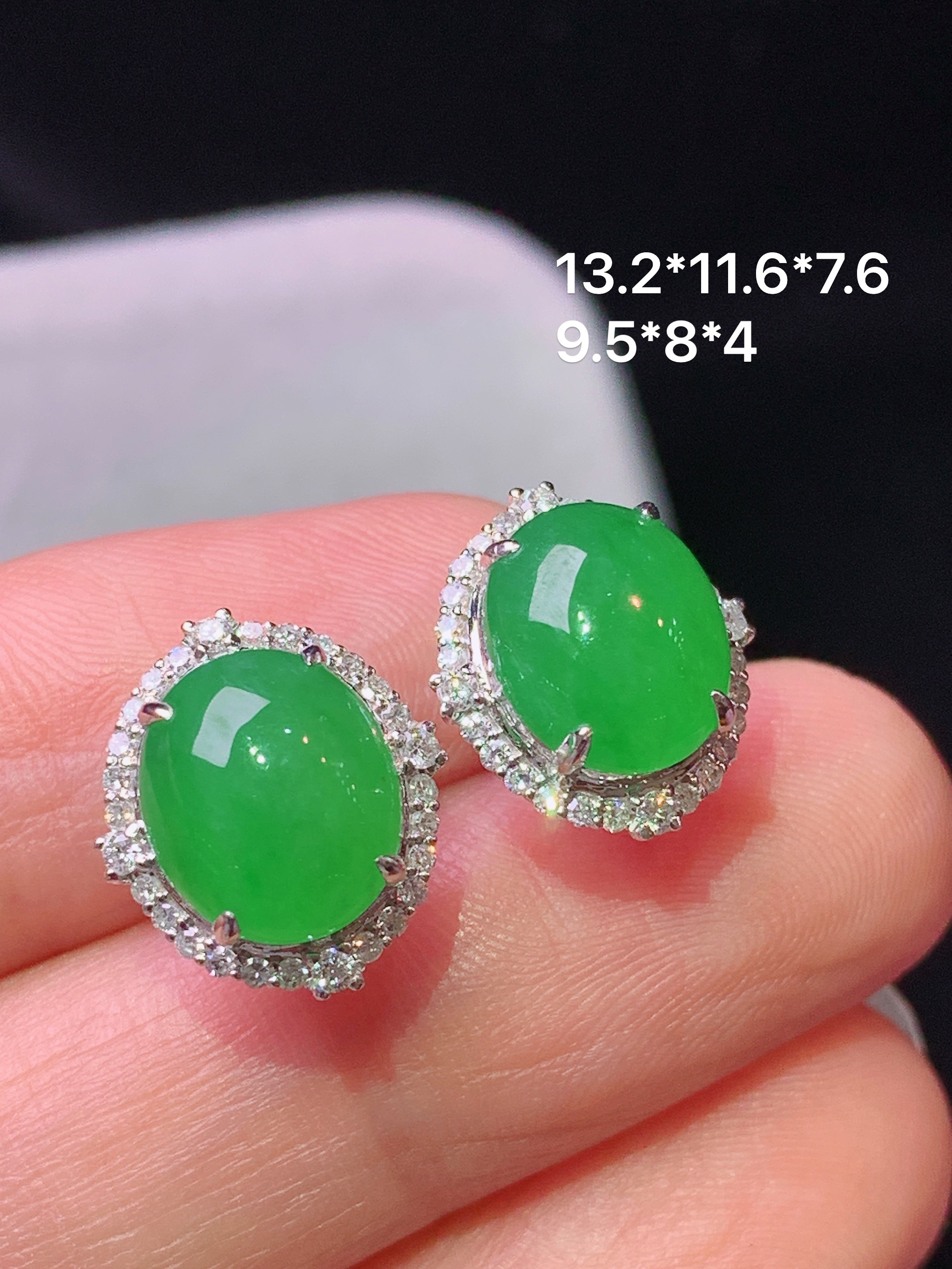 18k金钻镶嵌满绿蛋面耳钉 玉质细腻 色泽艳丽清新 水润亮眼 整体尺寸13.2*11.6*7.6f1