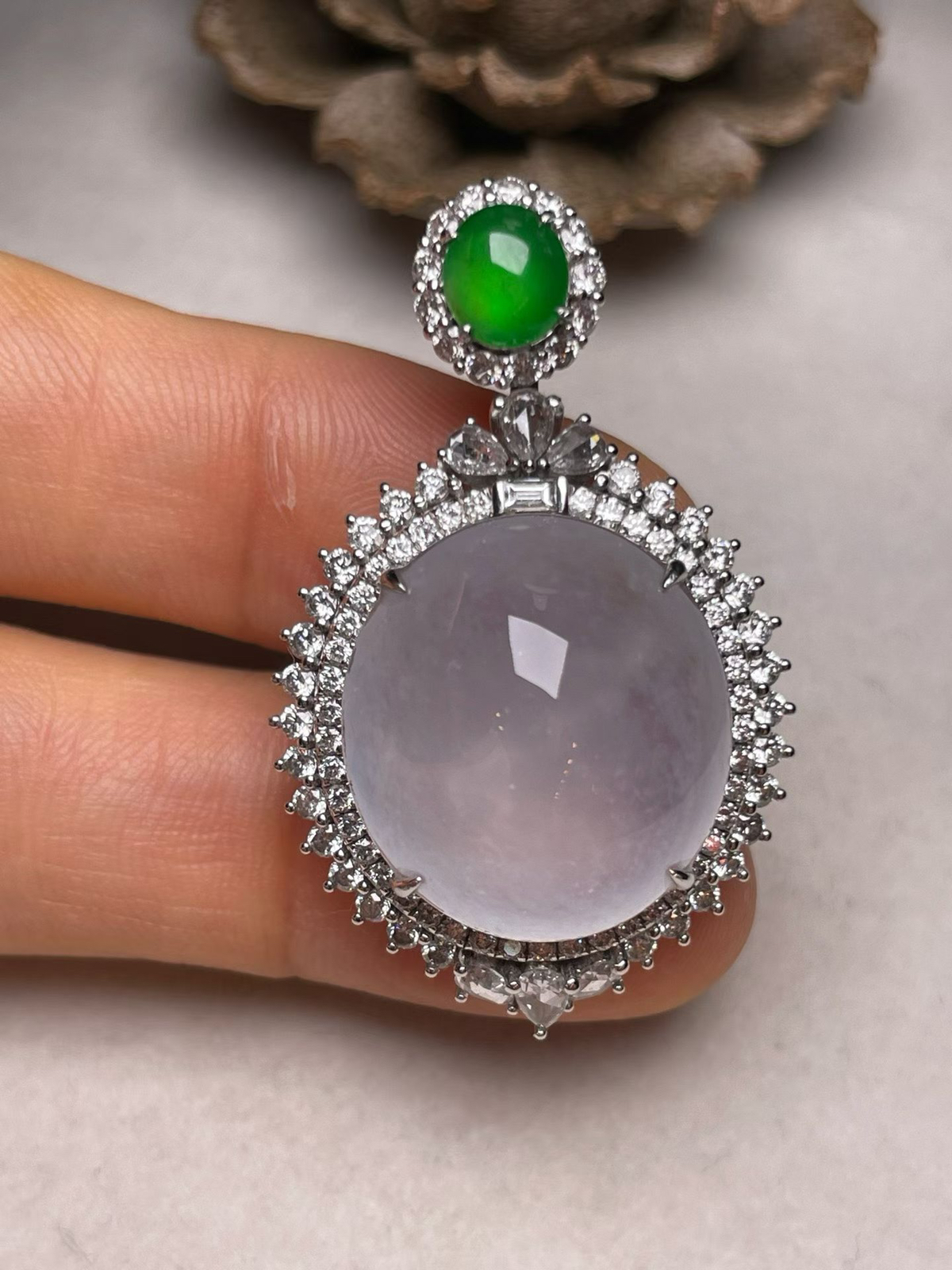 冰种鸽子蛋吊坠、真金真钻镶嵌，种水好，玉质细腻 .裸石尺寸 18.7*17.0