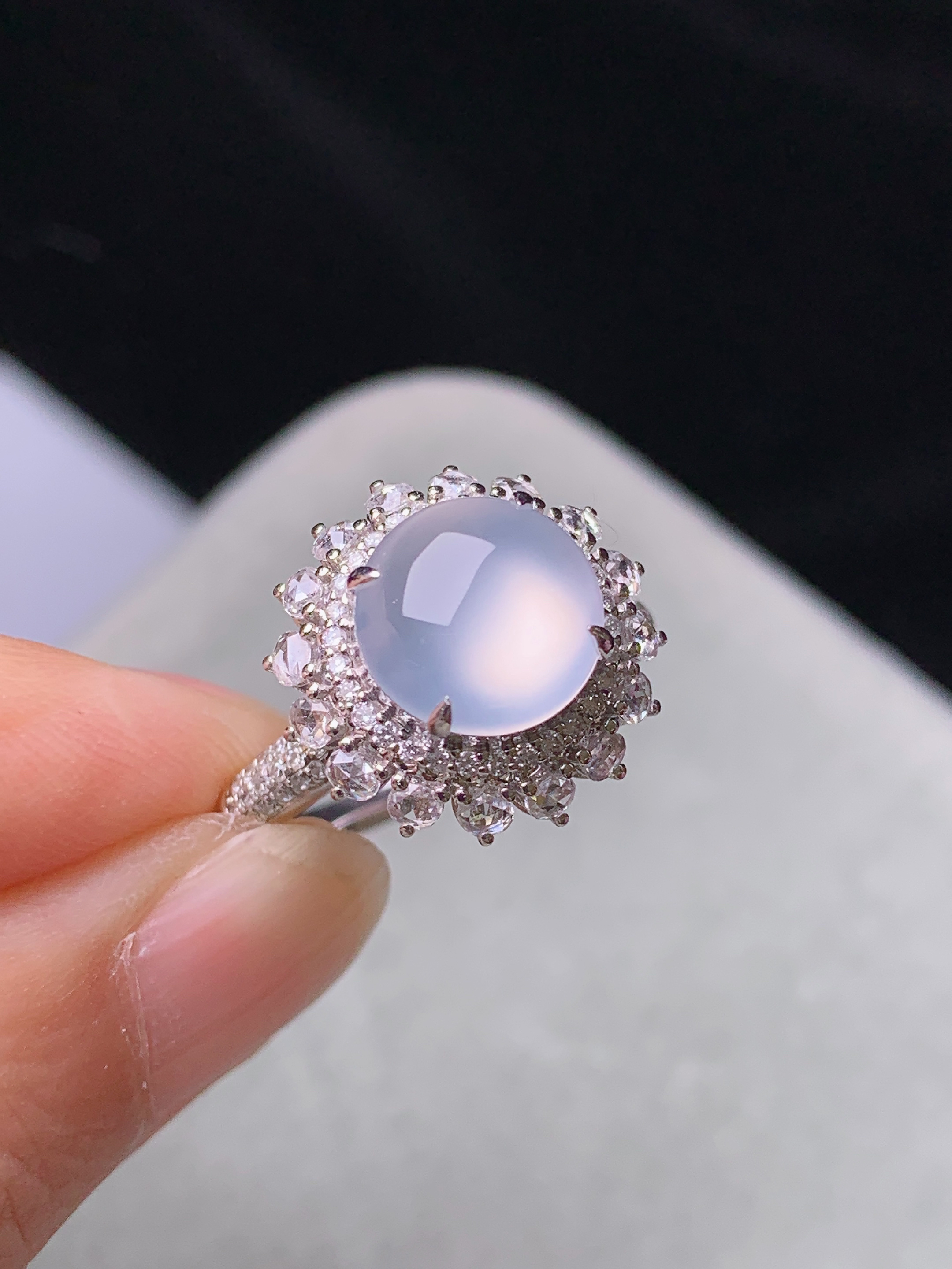 18k金钻镶嵌冰种蛋面戒指 玉质细腻 色泽艳丽清新 水润亮眼 圈口13.5 整体尺寸15*11.3L6