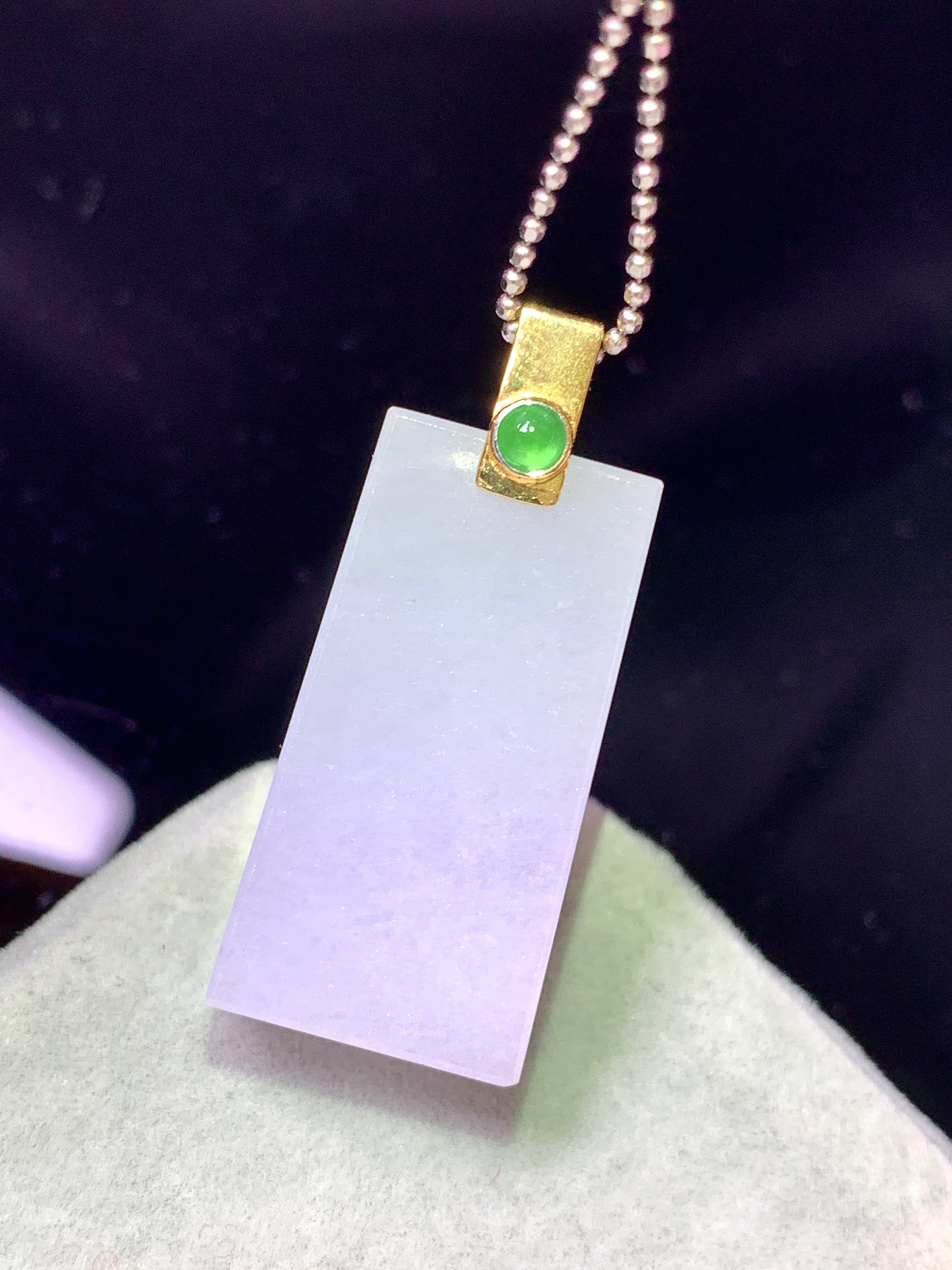 18k金镶嵌淡紫罗兰无事牌吊坠 玉质细腻 色泽艳丽清新 水润亮眼 整体尺寸29.6*12.8*7.2b1