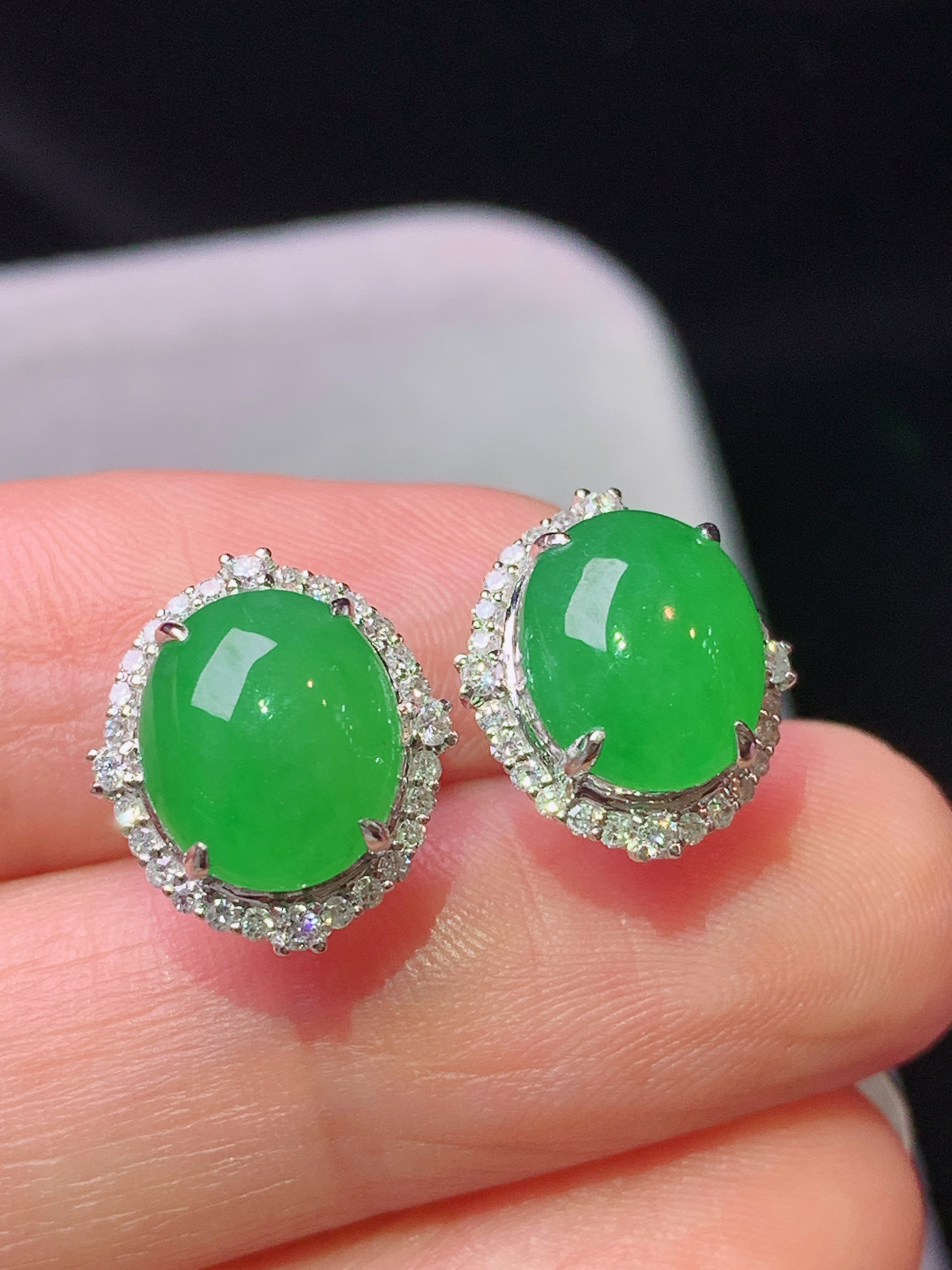 18k金钻镶嵌满绿蛋面耳钉 玉质细腻 色泽艳丽清新 水润亮眼 整体尺寸13.2*11.6*7.6f1