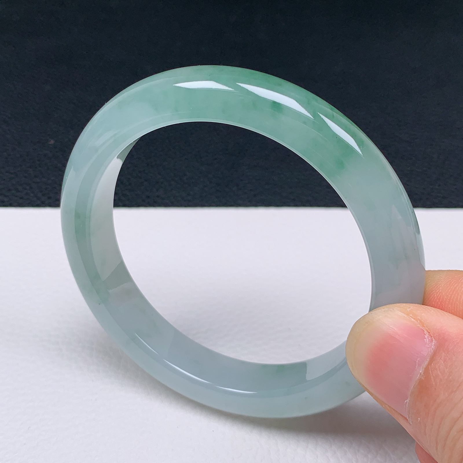 天然翡翠圈口55-56老坑飘绿手镯 玉质细腻 种水好 尺寸：55.2-10.5-8mm  M55