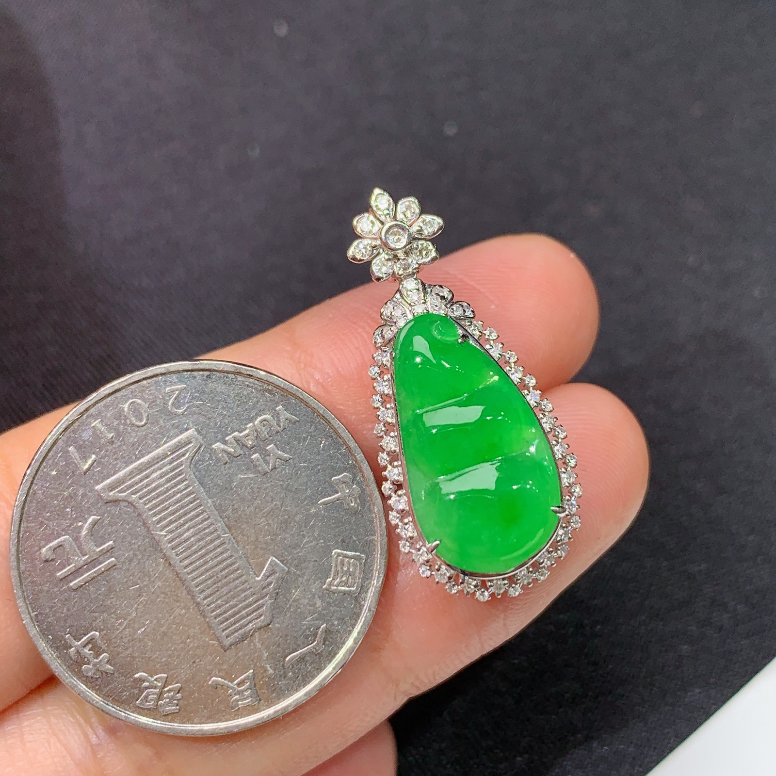 冰阳绿福豆吊坠，18k金镶嵌，冰润色阳，玉质细腻，种水足，Cr 尺寸27.8*12.5*9.4