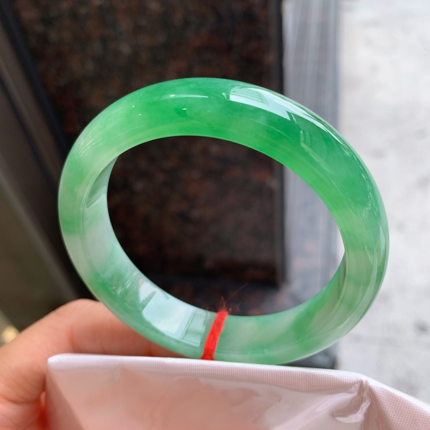 正圈飘绿 无裂 尺寸：54.5/12.6/8 种色俱佳