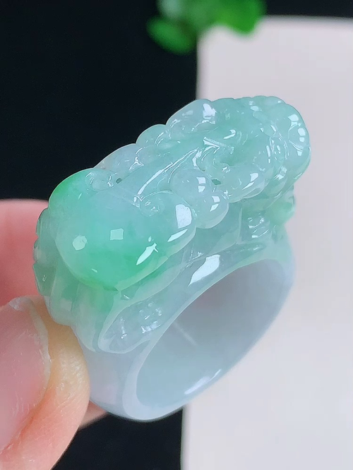 899，飘绿貔貅扳指，无裂，尺寸20.9/12.2/4.6№;y20136 8a