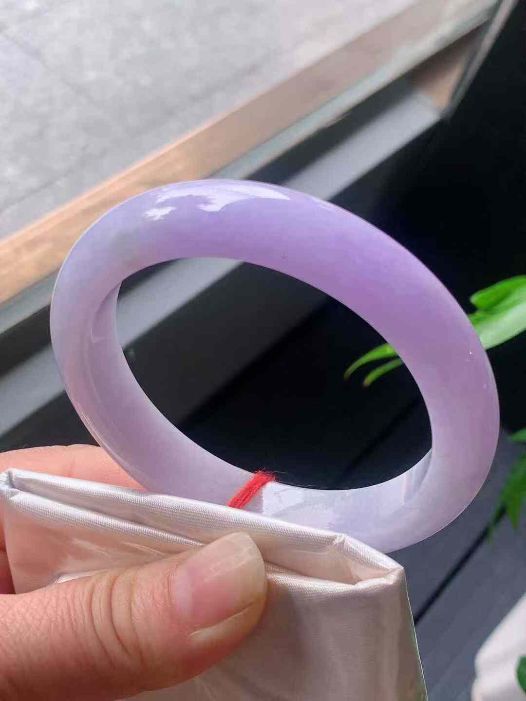 【翡翠名称】老种紫罗兰56.7正圈口手镯
【翡翠尺寸】56.7/12/9mm适合55.7-58正圈口佩戴
【翡翠描述】宝贝种老水足，玉质细腻，色泽靓丽，性价比高，佩戴效果好！
【其它赠送】权威证书/精美挂绳盒子/支持全国复检