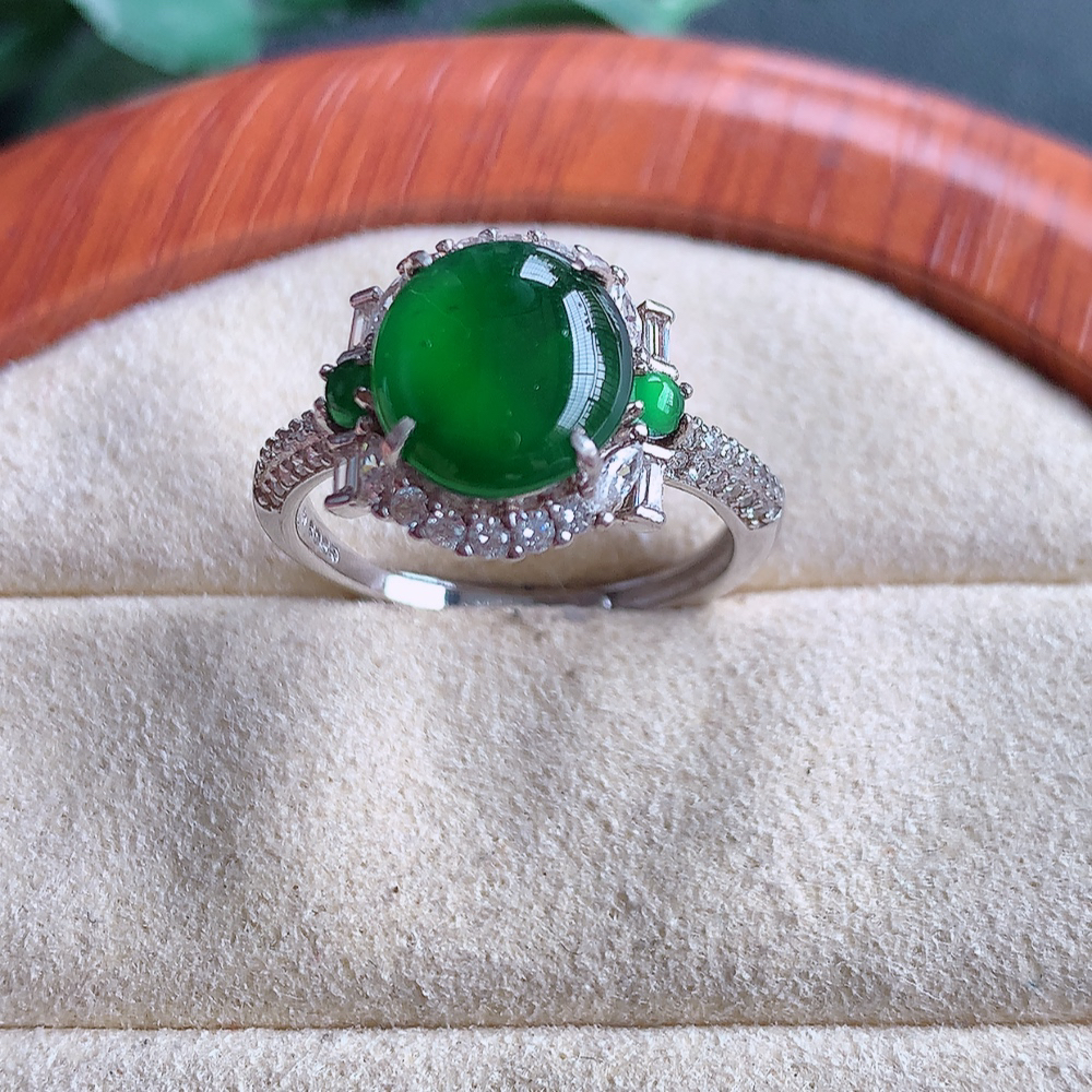 冰满绿精美翡翠蛋面戒指  玉质细腻  冰清玉润  飘花灵动  颜色漂亮 502.422
内径尺寸：12.4-6.7mm  裸石尺寸：9.5-8.6