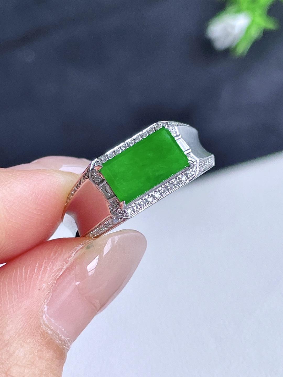 【镶嵌】冰阳绿马鞍戒指 【说明】18k金镶嵌 无裂 性比高  【裸石】9.8-5.8-2.8【圈口