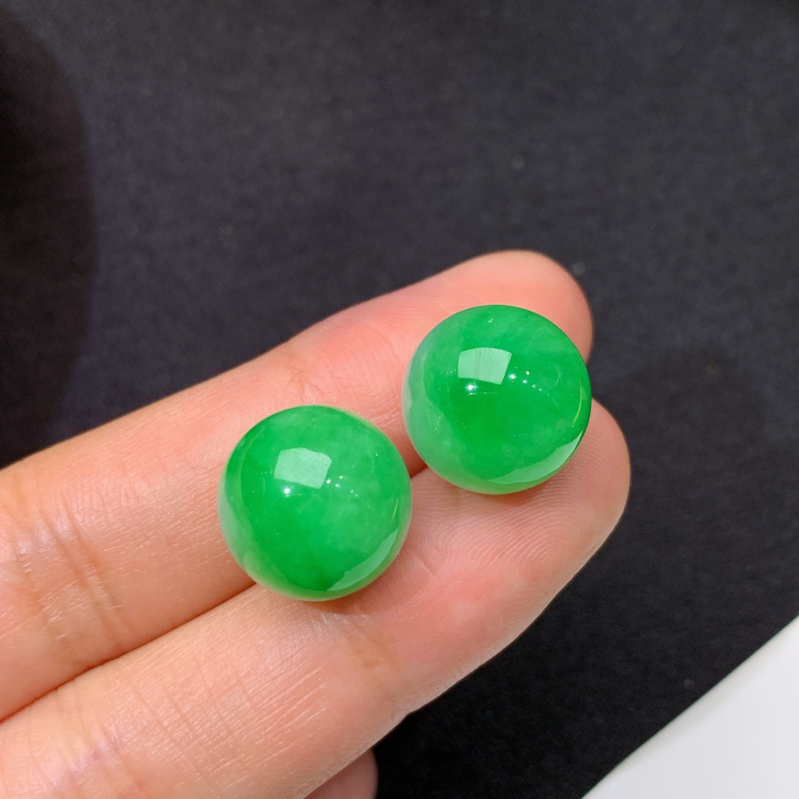 冰飘绿圆珠一对，镶嵌佳品，冰润色阳，种水足 尺寸12.3