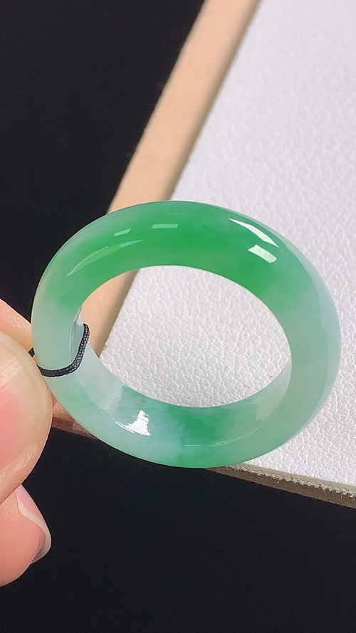 冰飘绿指环，无裂，尺寸:圈口18/18.4-5.7-3.8mm