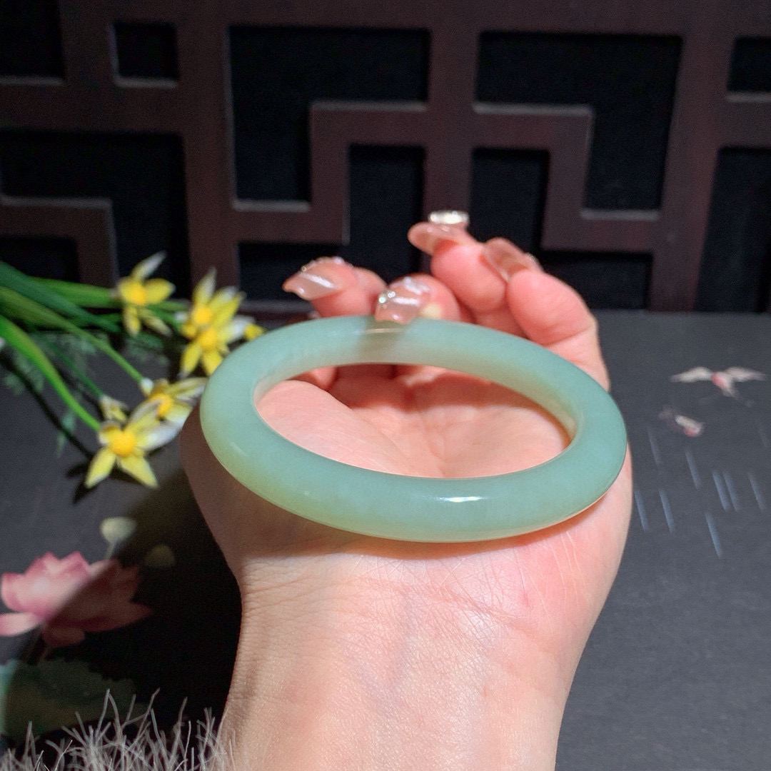 和田玉57圈口且末蓝手镯！玉质细腻油润 底色纯净 无裂无杂 脂粉好，品质高。