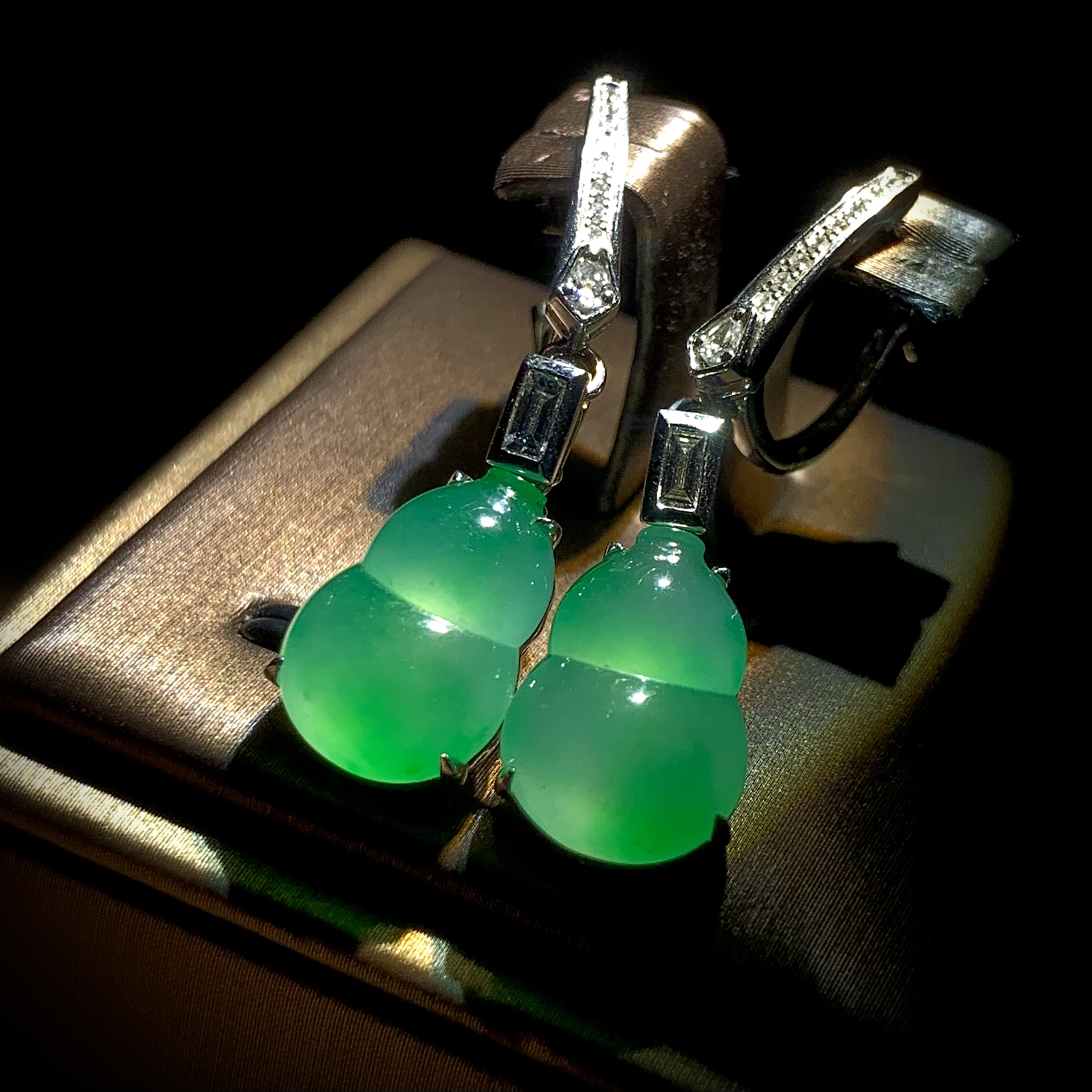 葫芦耳坠吊坠两用款，裸石14.2-10-4.8mm，
整体36-吊坠20.2-10-6.5mm，7.16g，
18K金，南非钻，